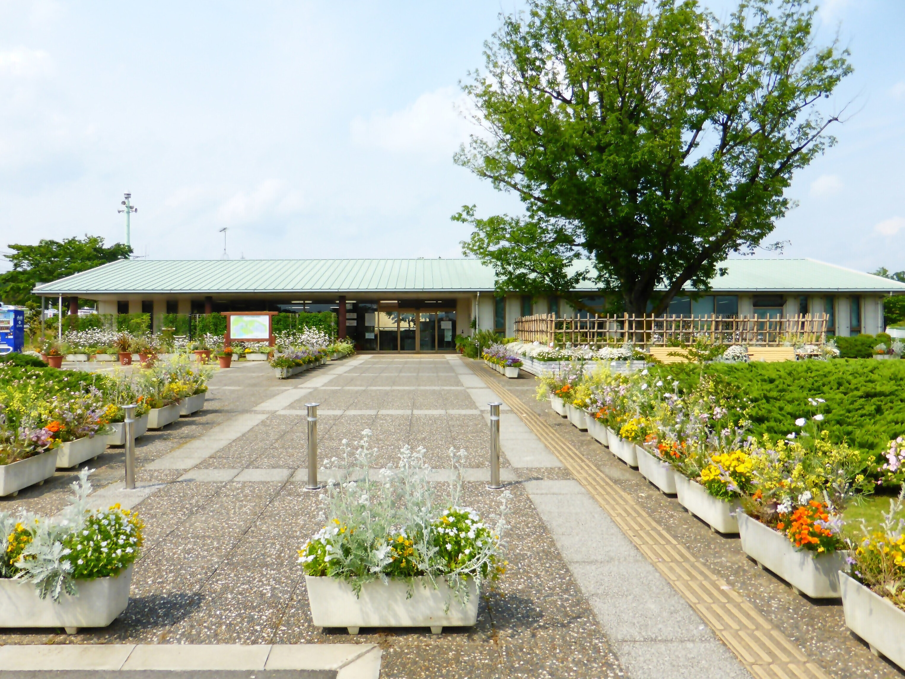 名古屋市みどりが丘公園 みどりが丘公園会館外観の写真