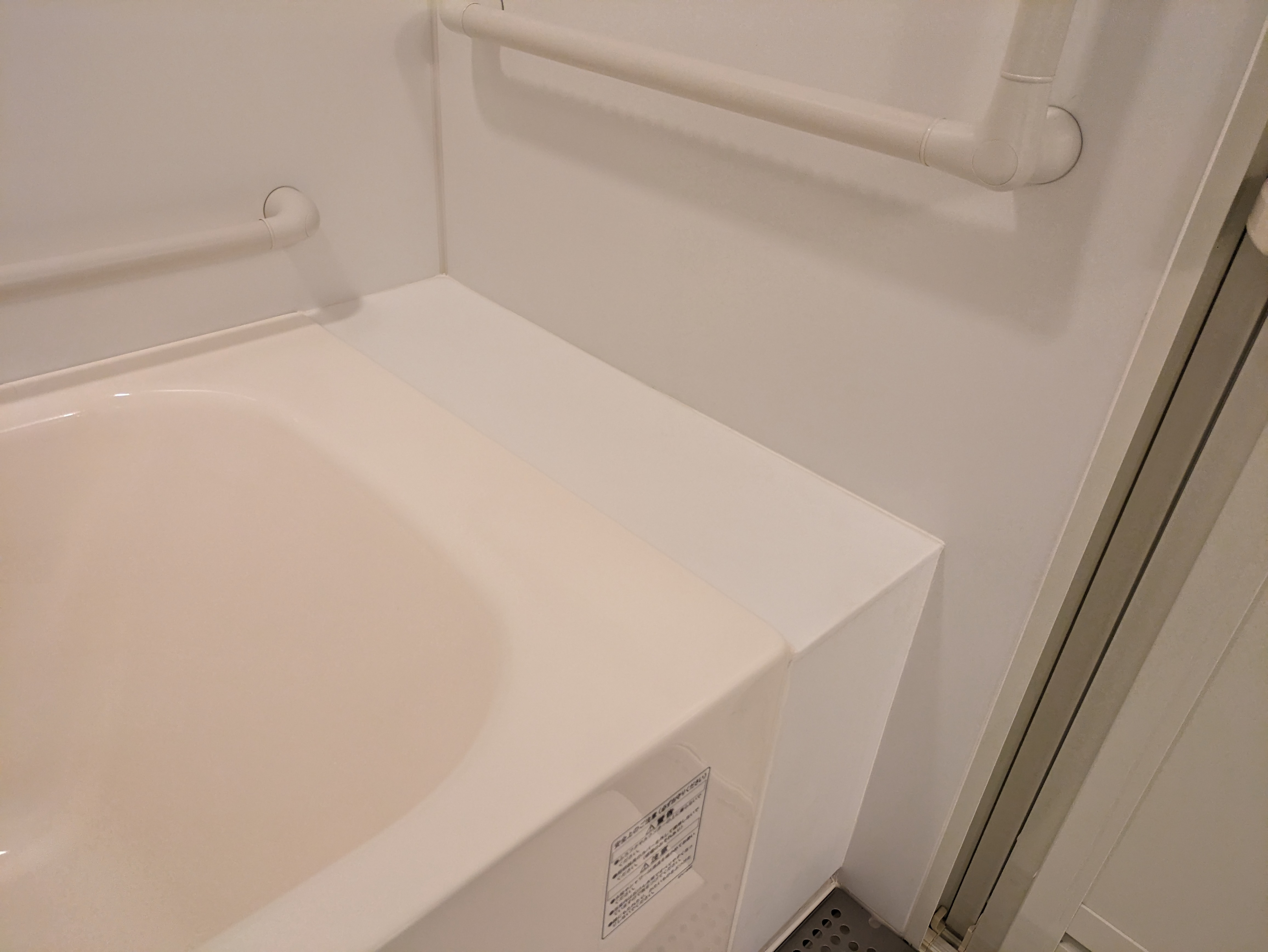 Photo of the transfer platform in the accessible room bathroom 