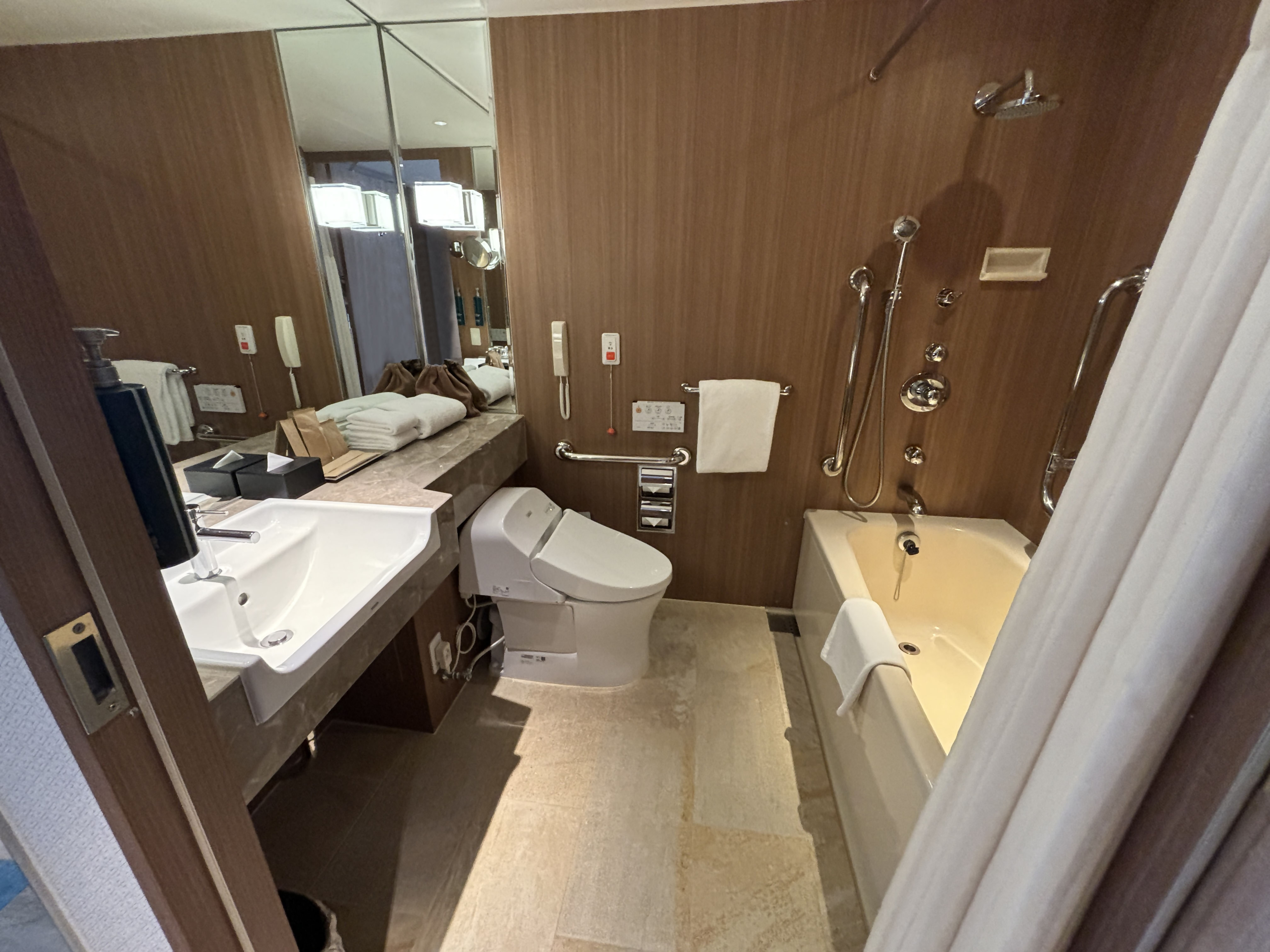 Photo of the accessible room bathroom 