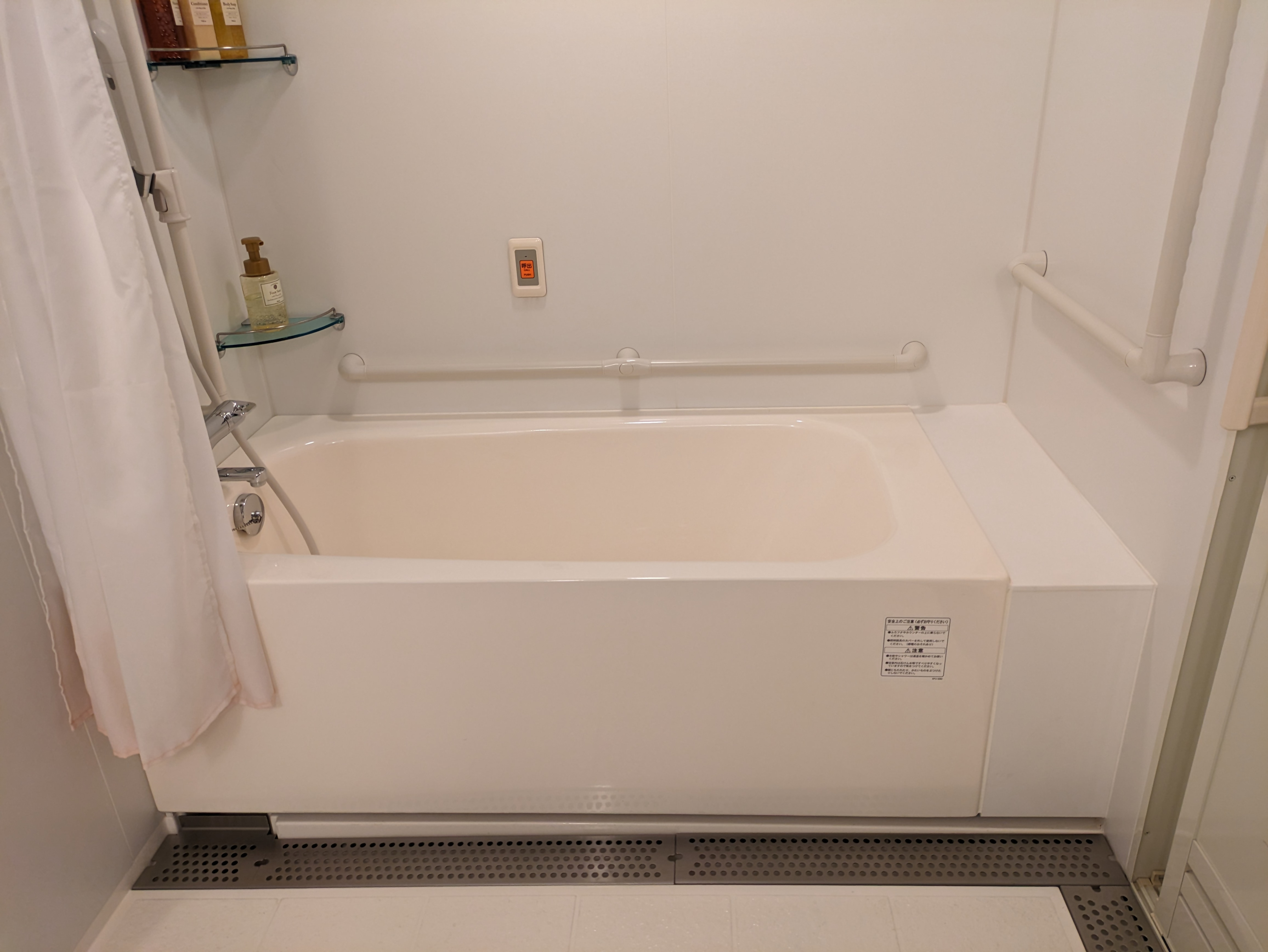 Photo of the accessible room bathroom