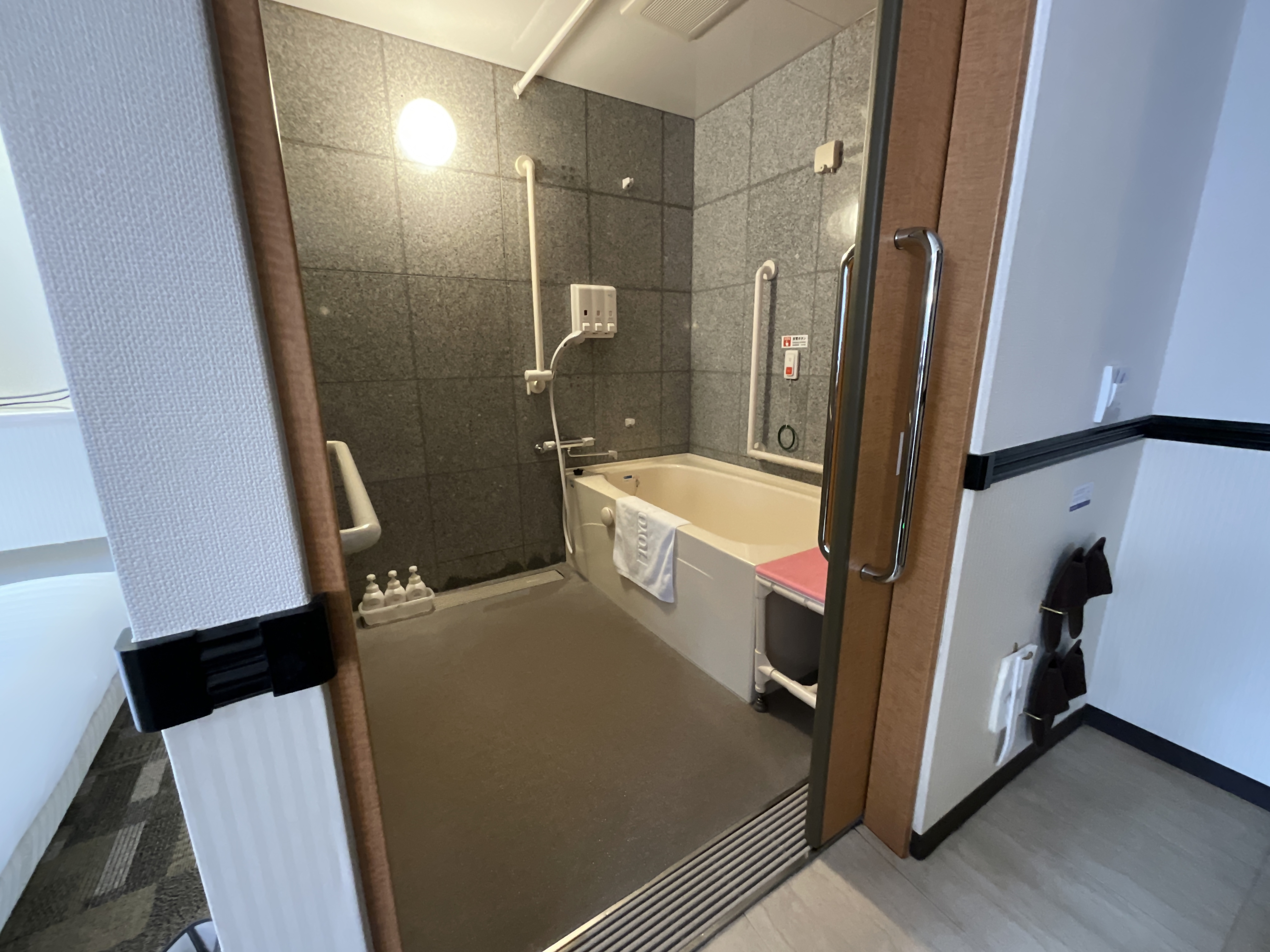 Photo of an accessible room&#039;s bathroom