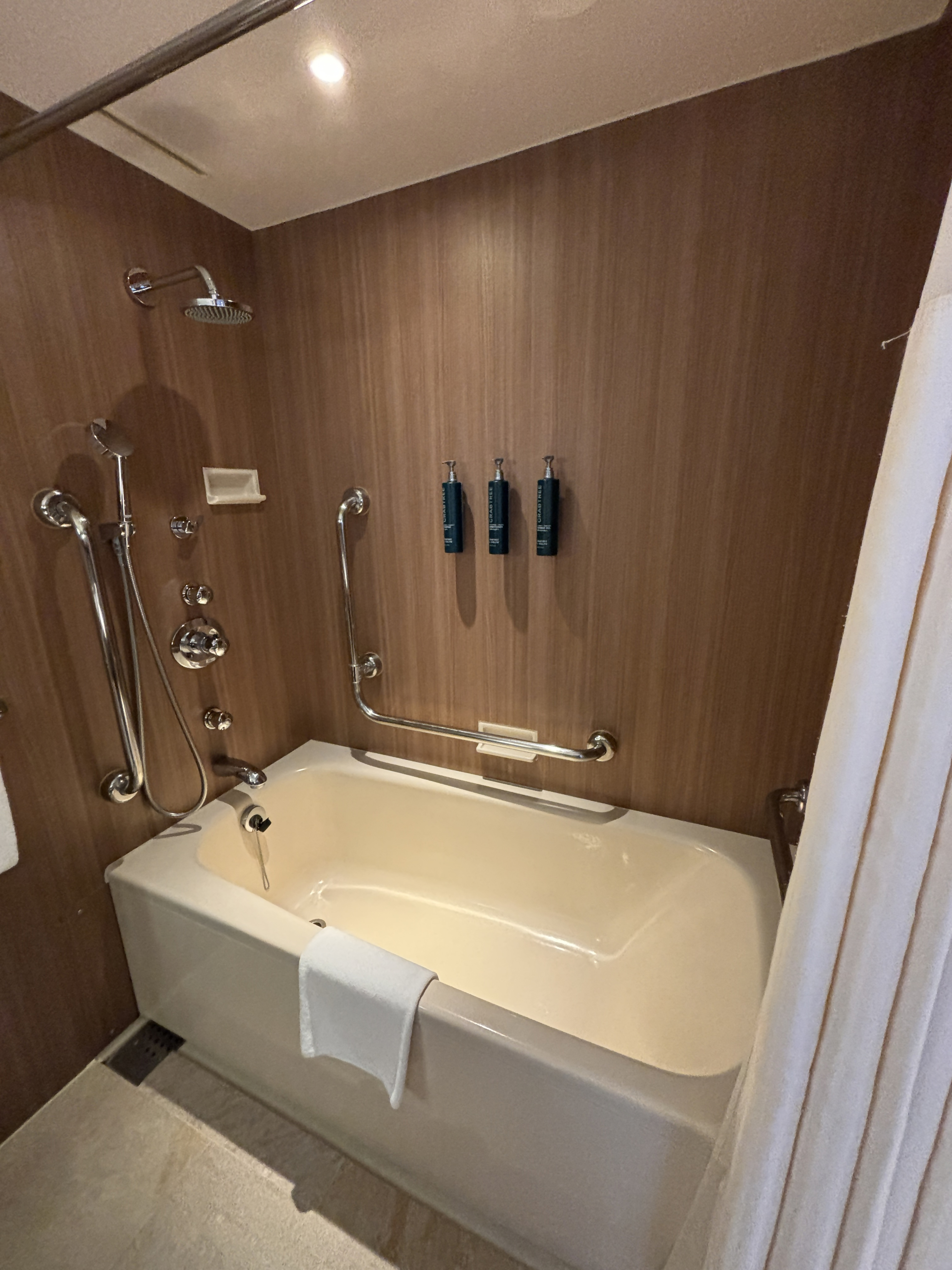 Photo of the bathtub in the accessible room bathroom