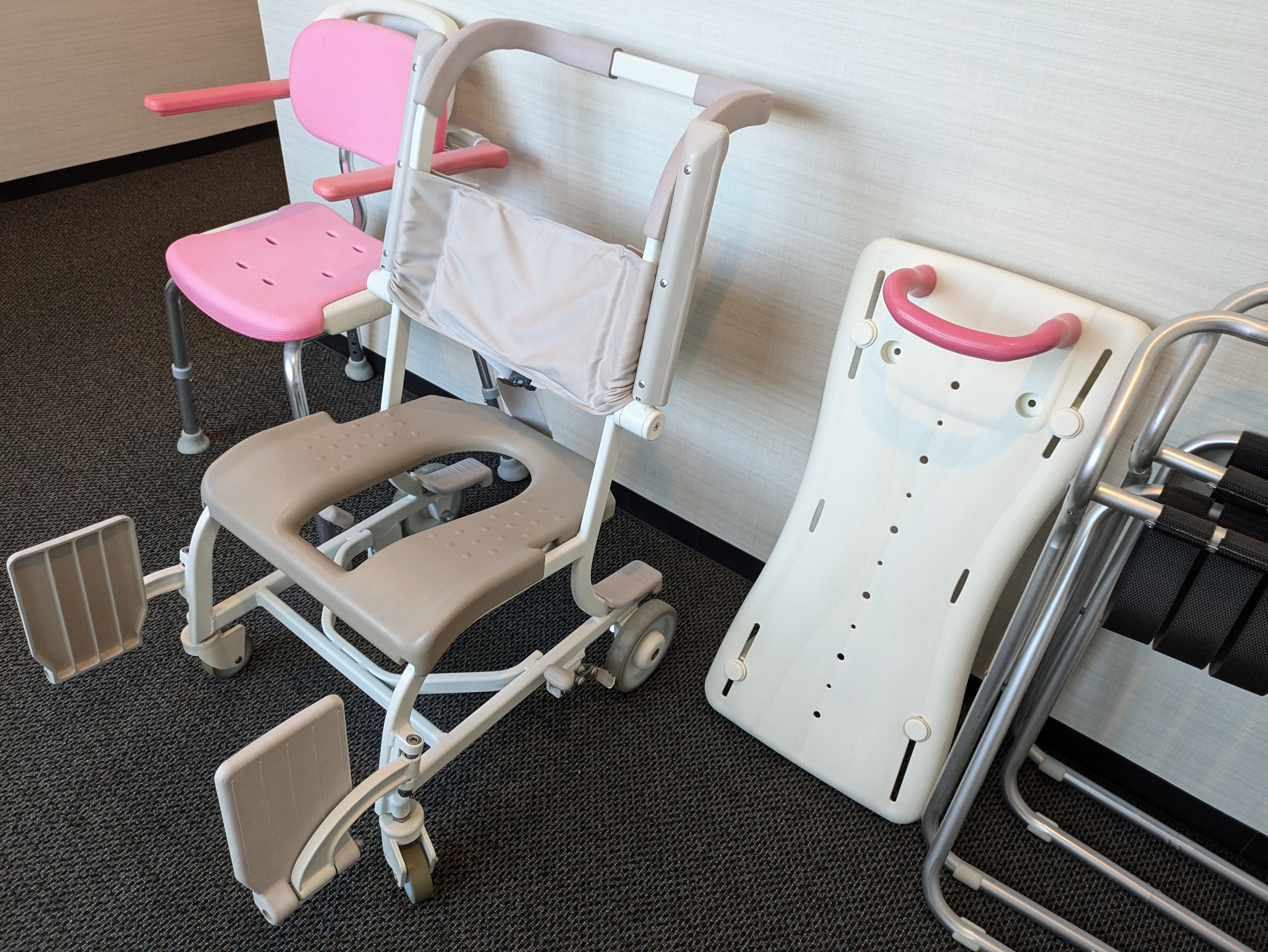 Photo of the accessible room bathroom fixtures