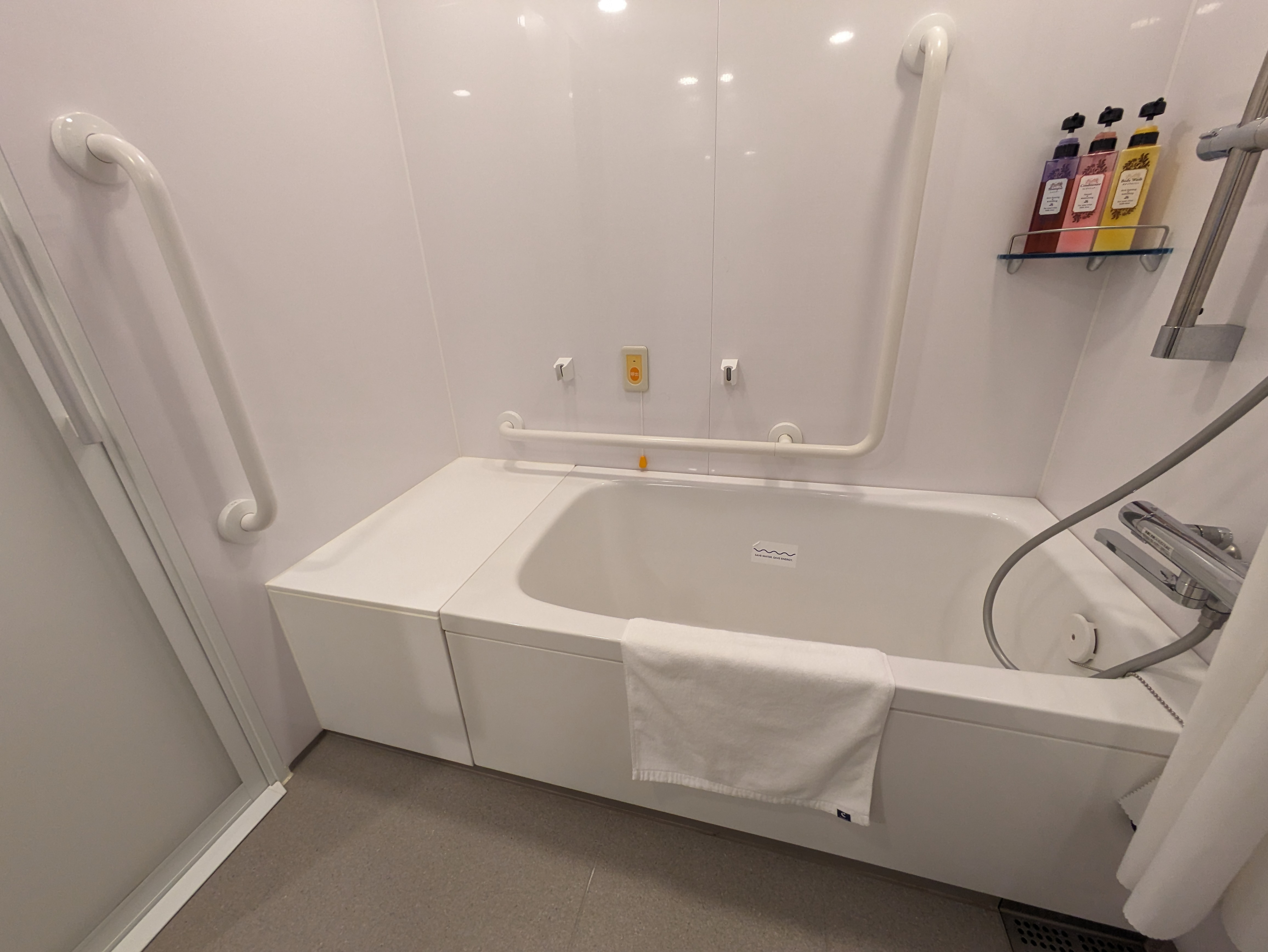 Photo of the handicap accessible room bathtub and transfer space