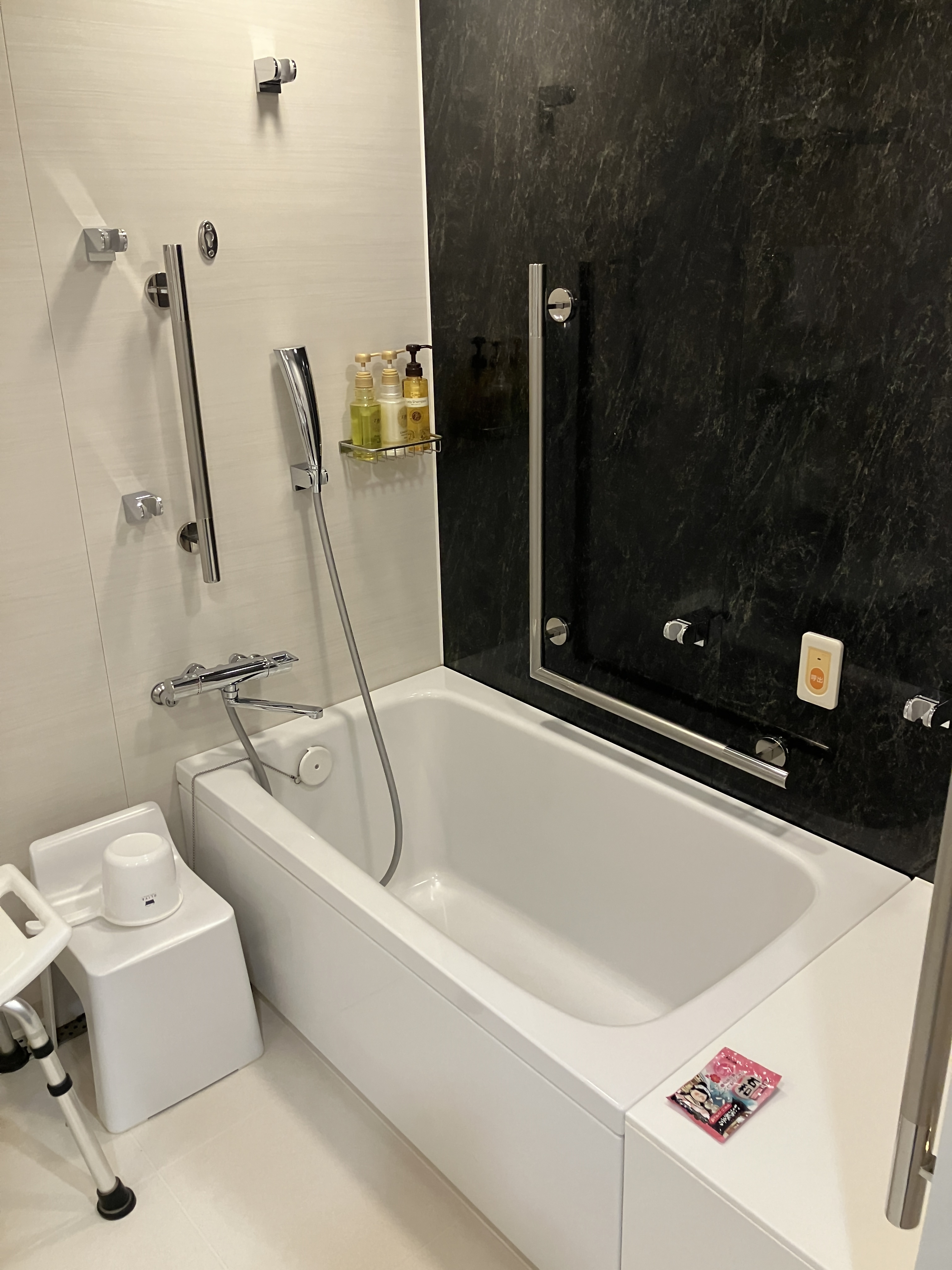 Photo of the accessible room bathroom 