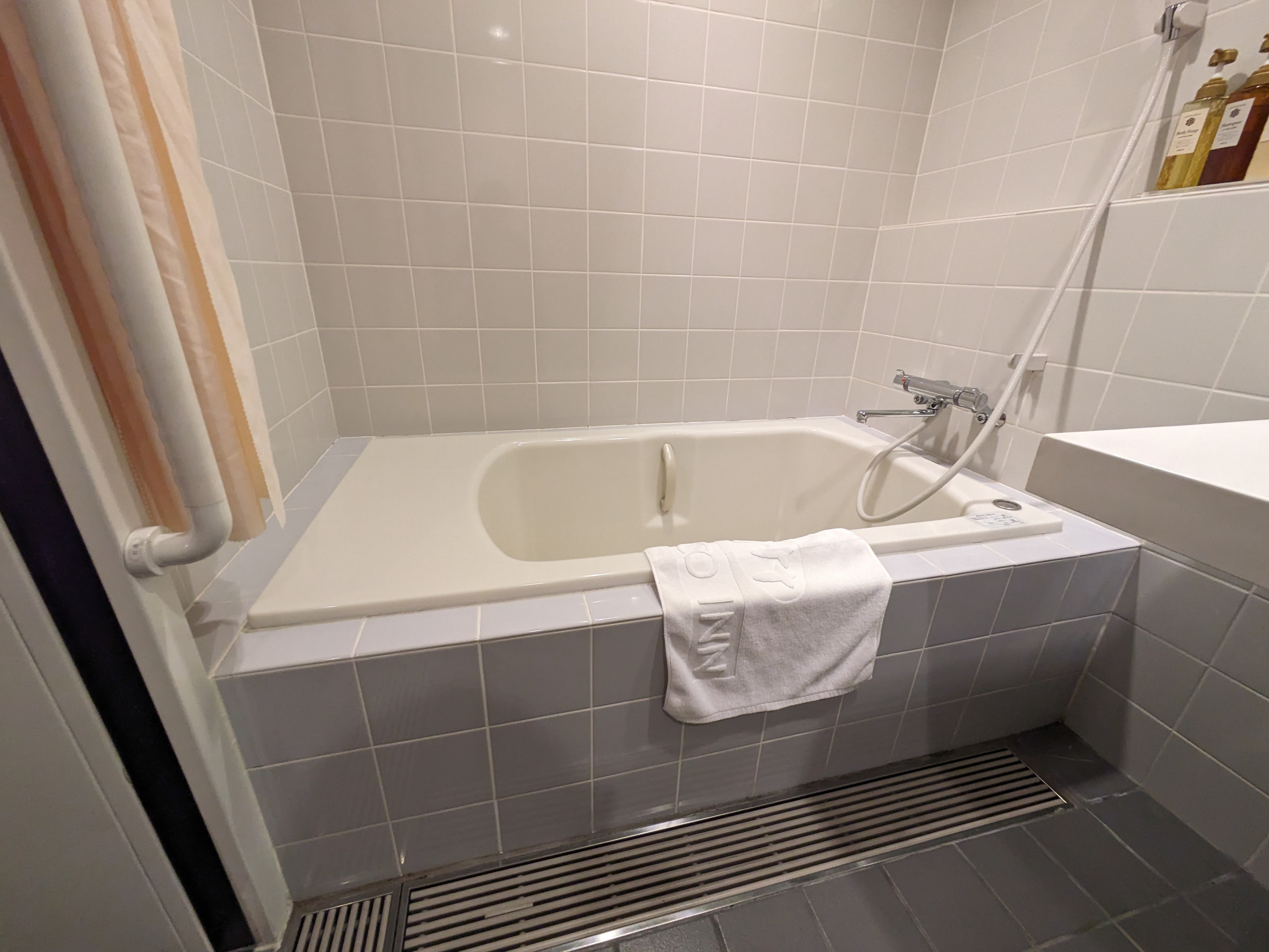 Photo of the bathtub in the accessible room