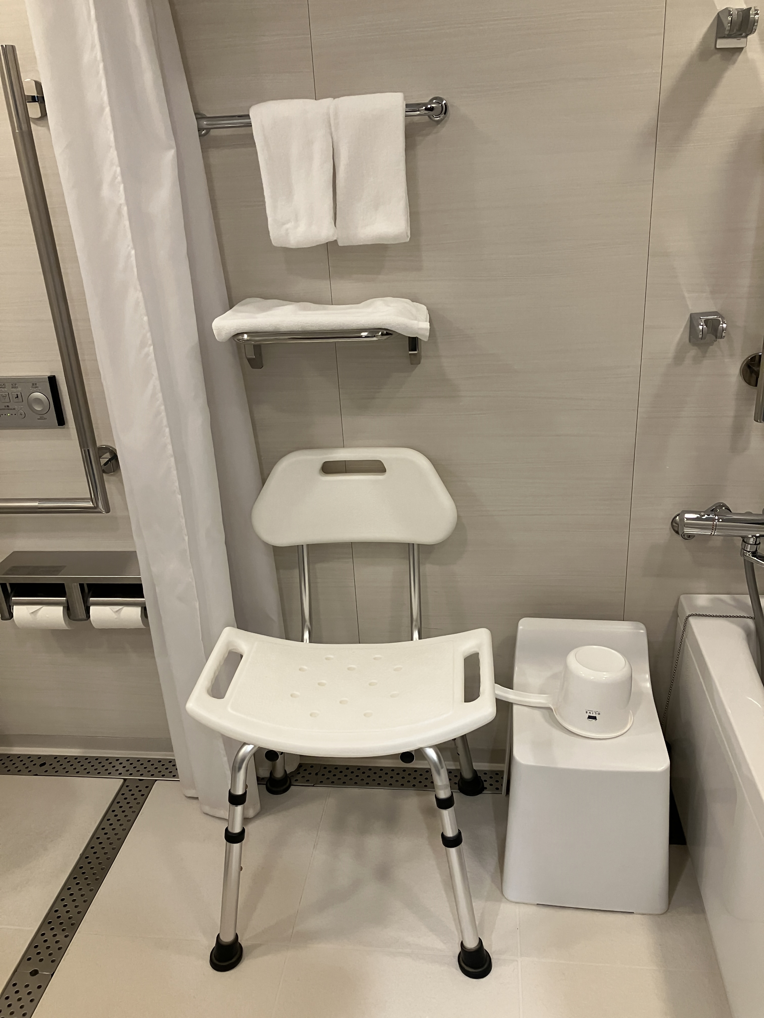 Photo of the shower chair in the accessible room bathroom