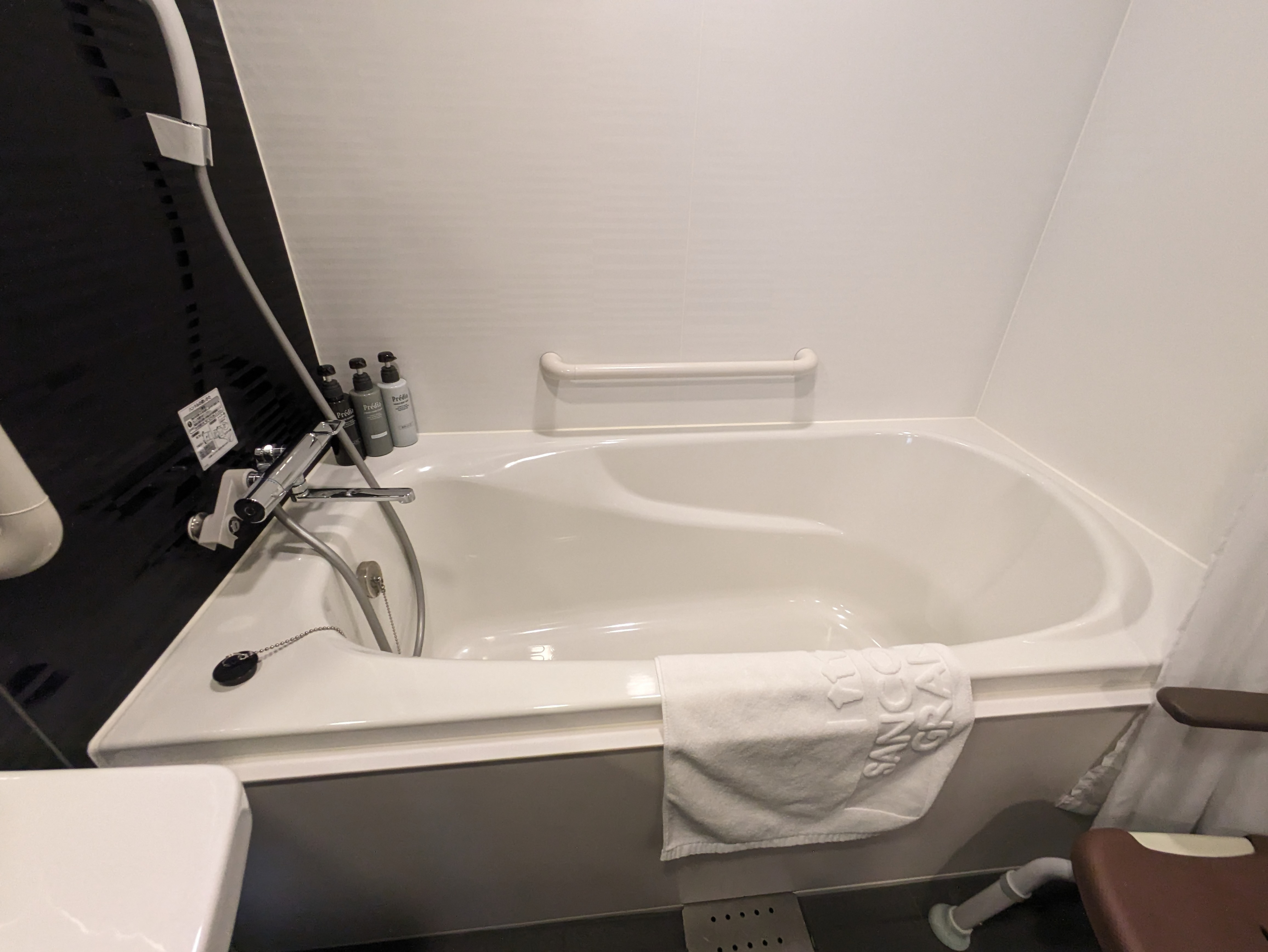 Photo of the bathtub in the accessible room bathroom