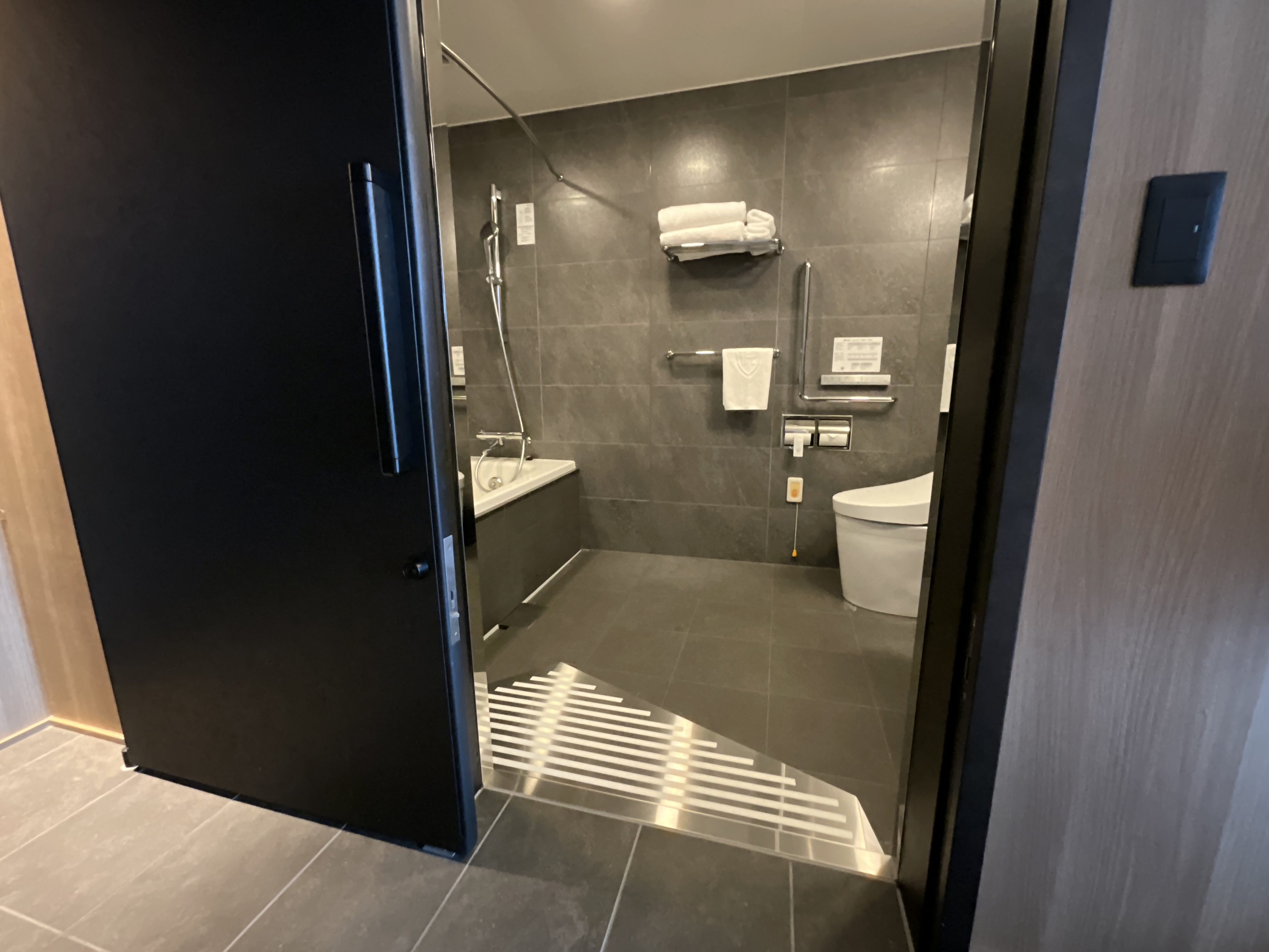 Photo of the accessible room bathroom