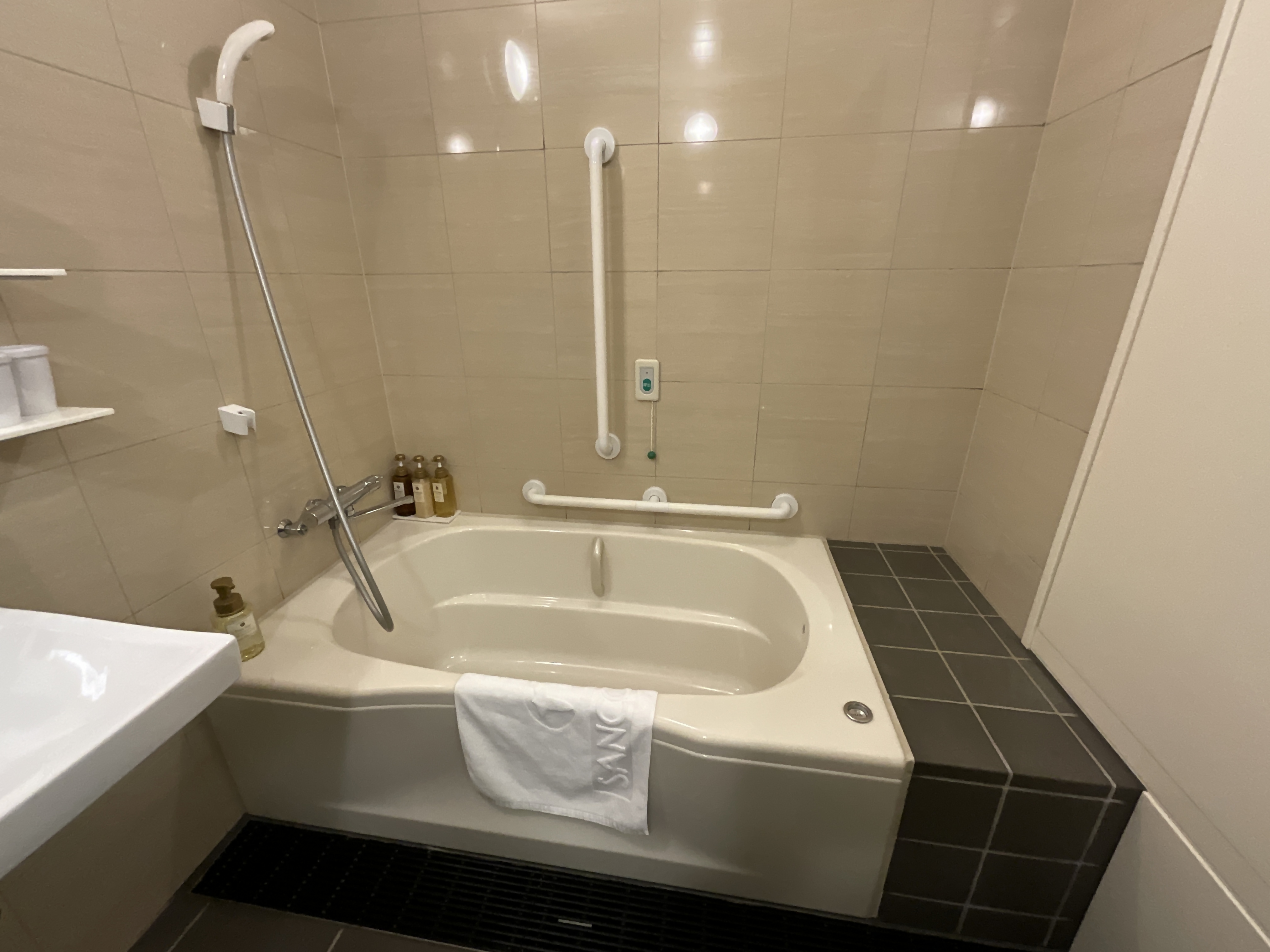 Photo of Bathtub in an accessible Room&#039;s Bathroom