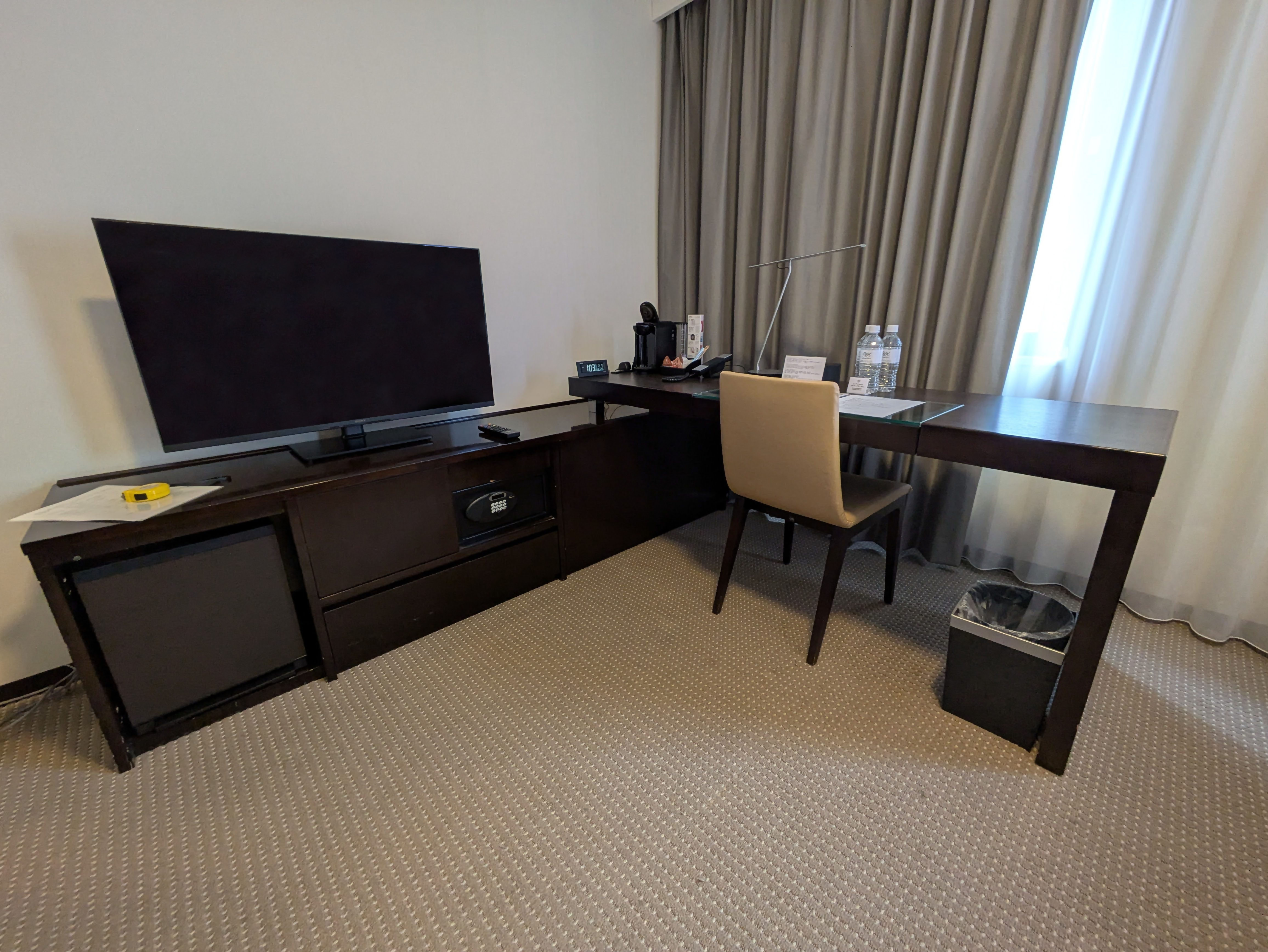 Photo of the desk in the accessible room