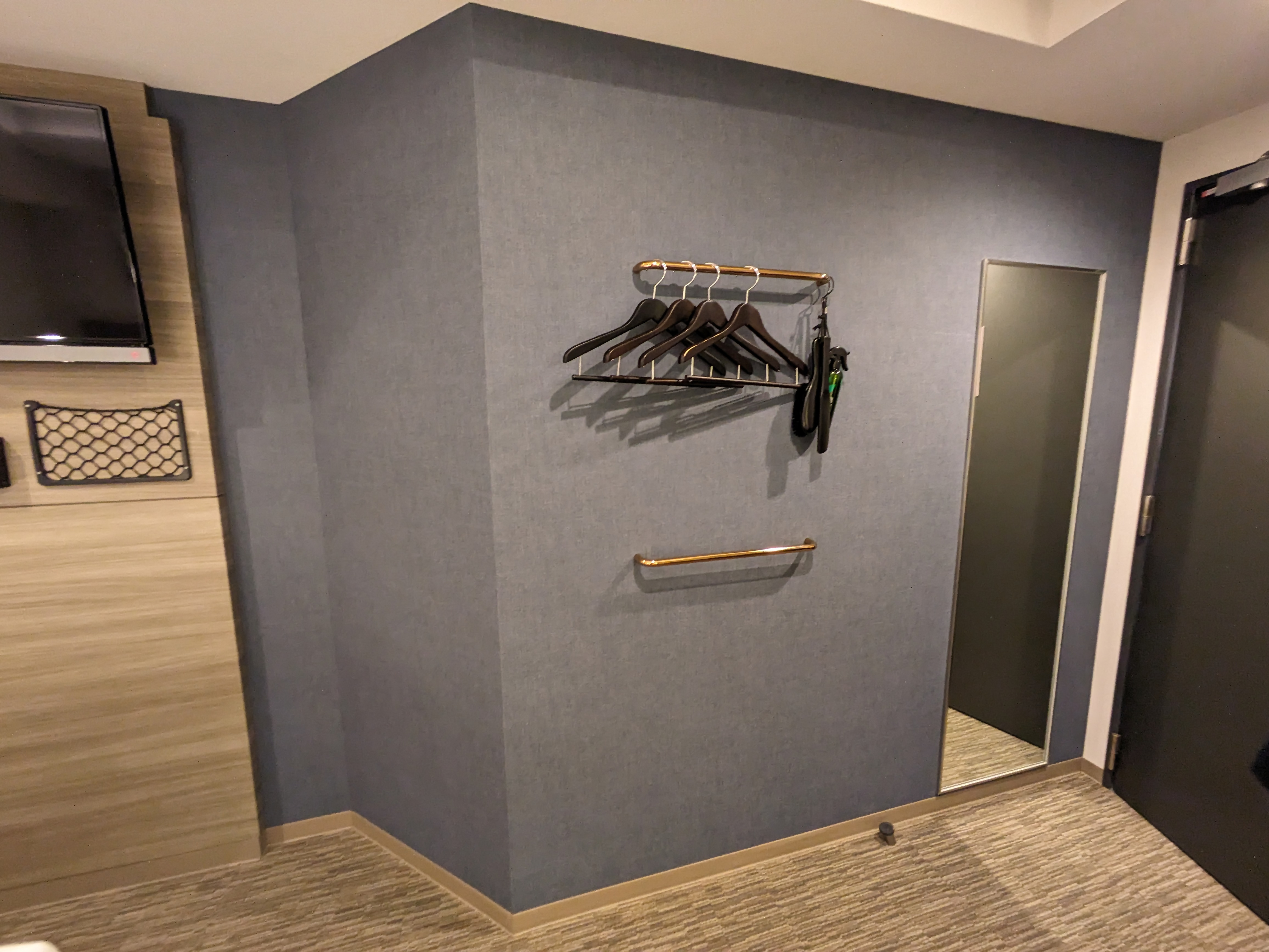 Photo of the accessible room hanger rack (2 levels)