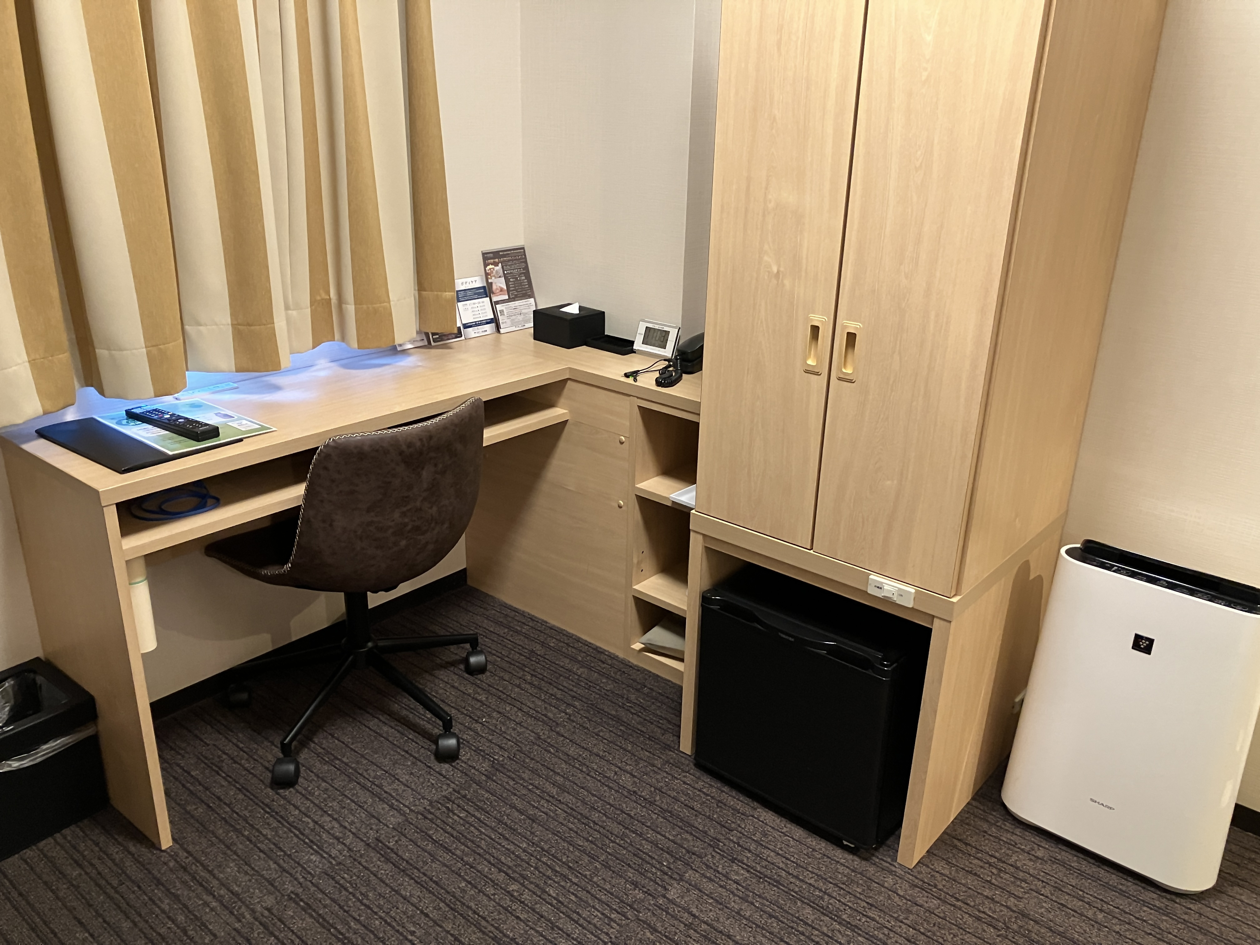 Photo of the desk in a wheelchair accessible room