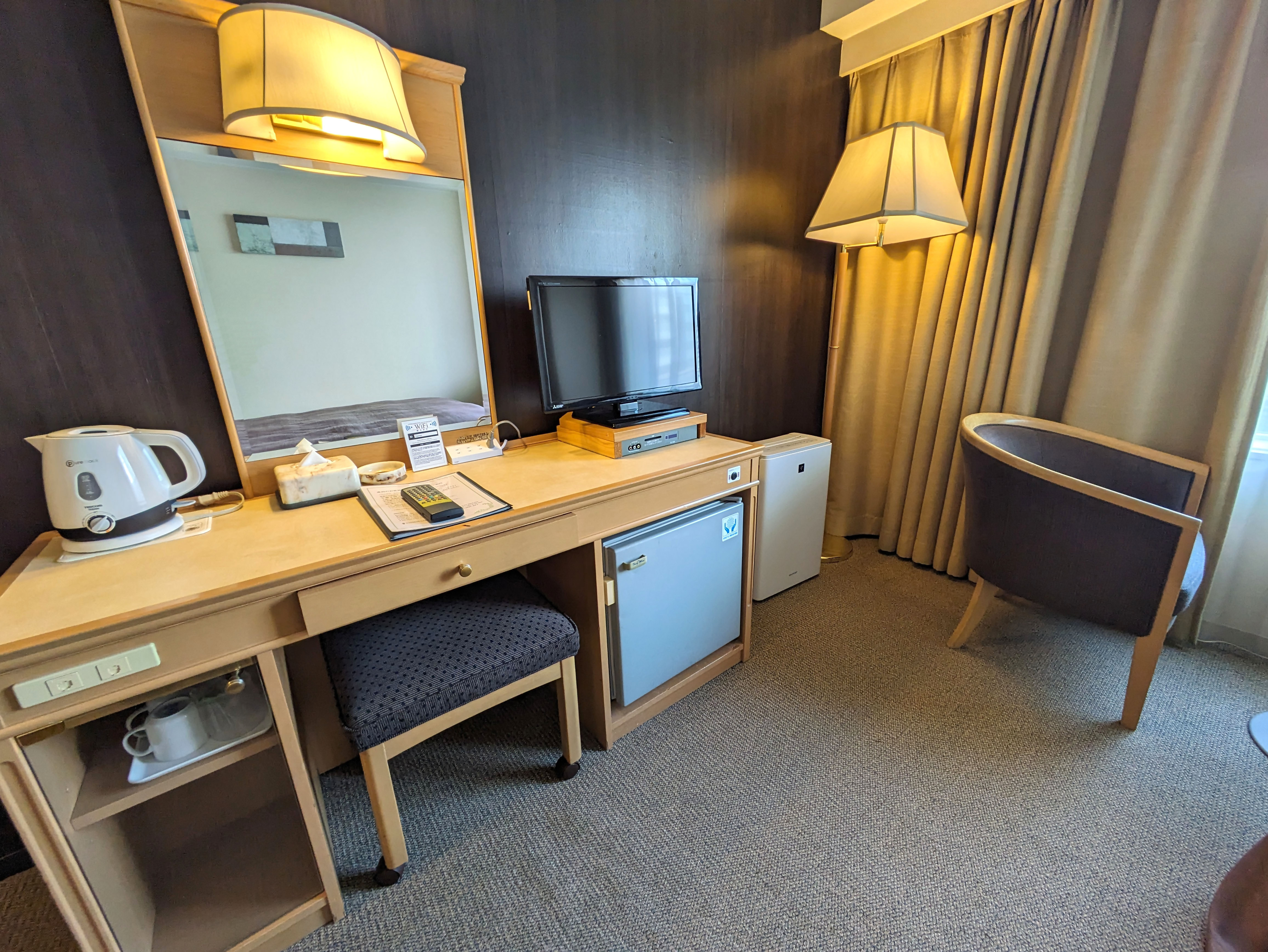 Photo of the handicap accessible room desk