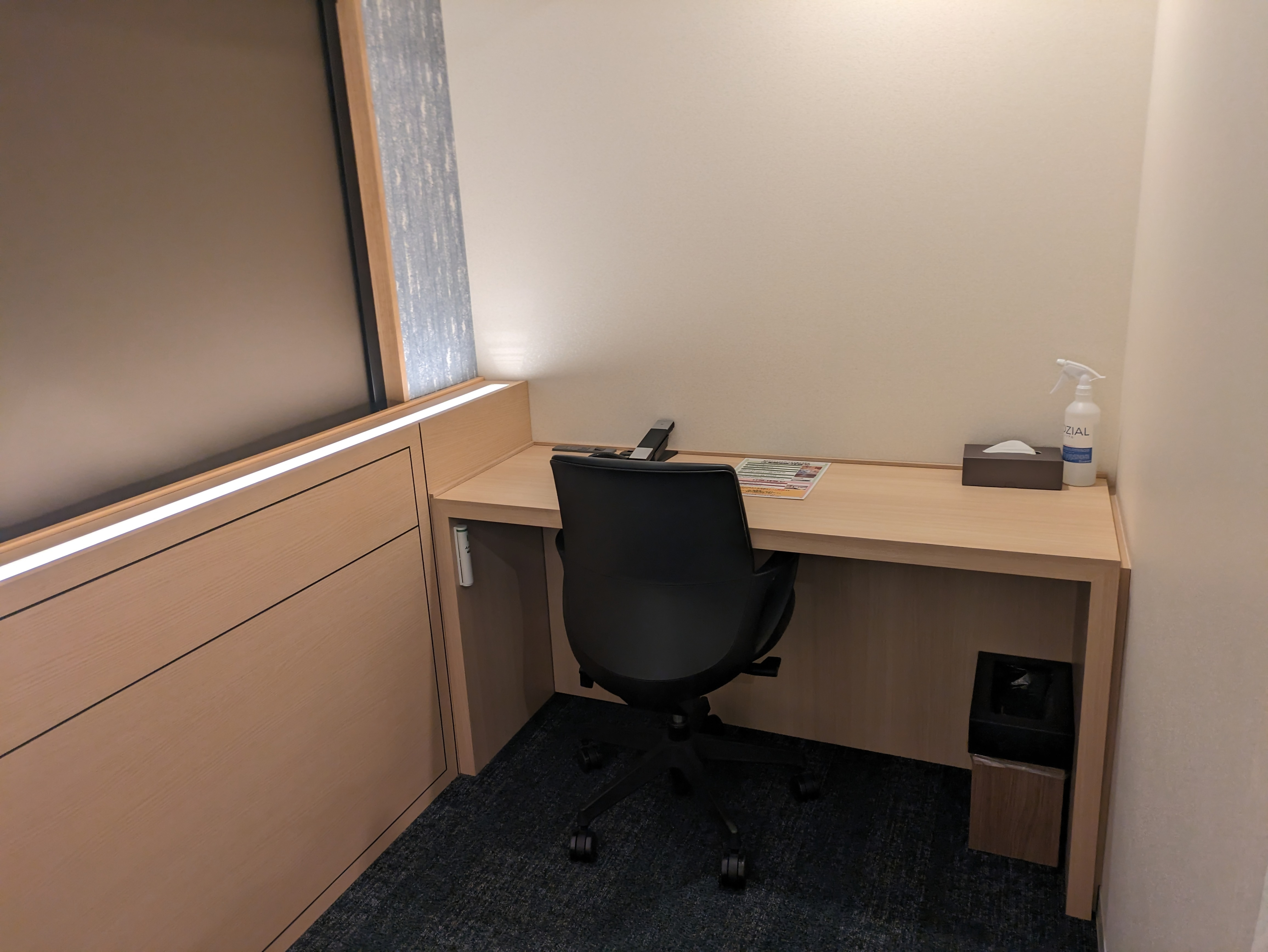 Photo of the handicap accessible room desk