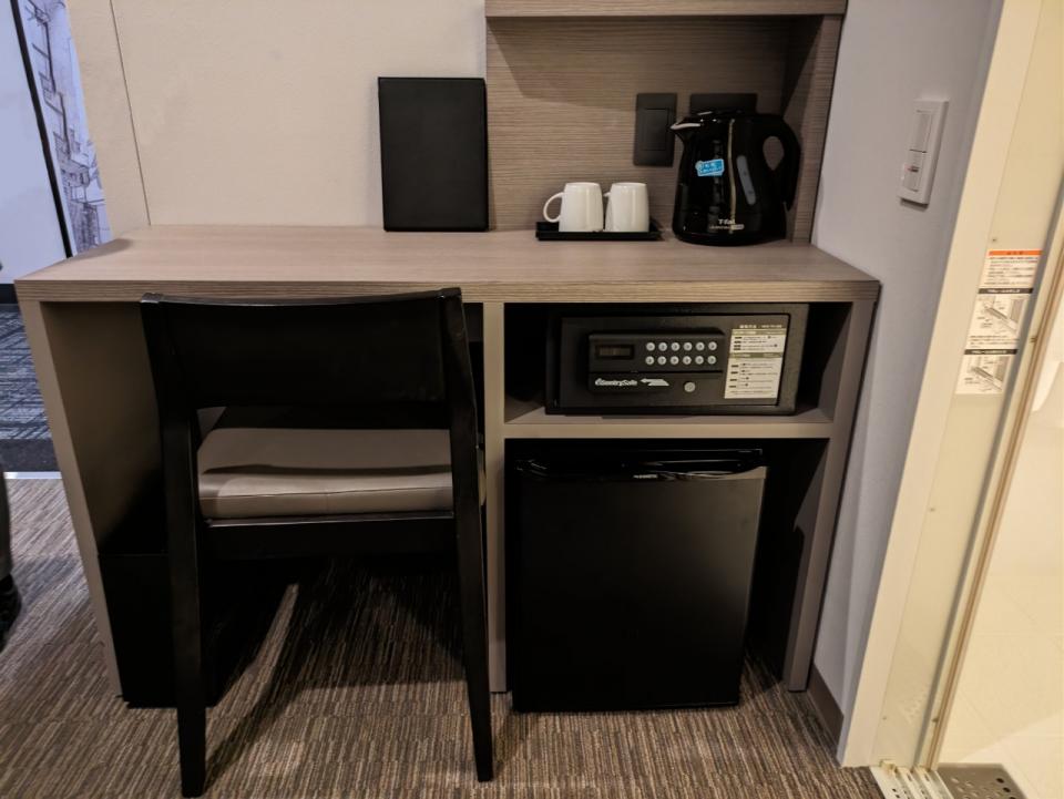 Photo of the accessible room desk