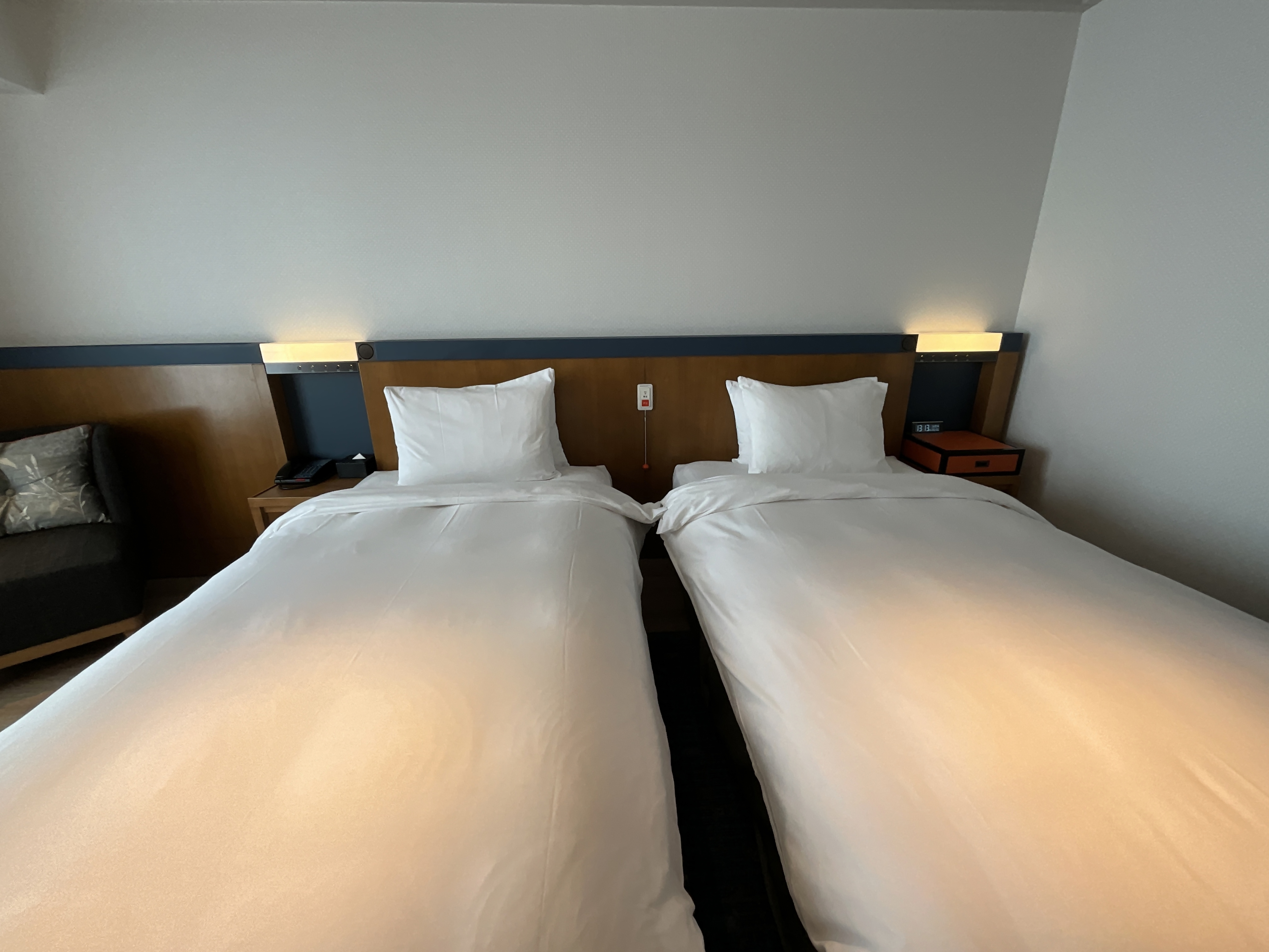 Photo of the accessible room bed