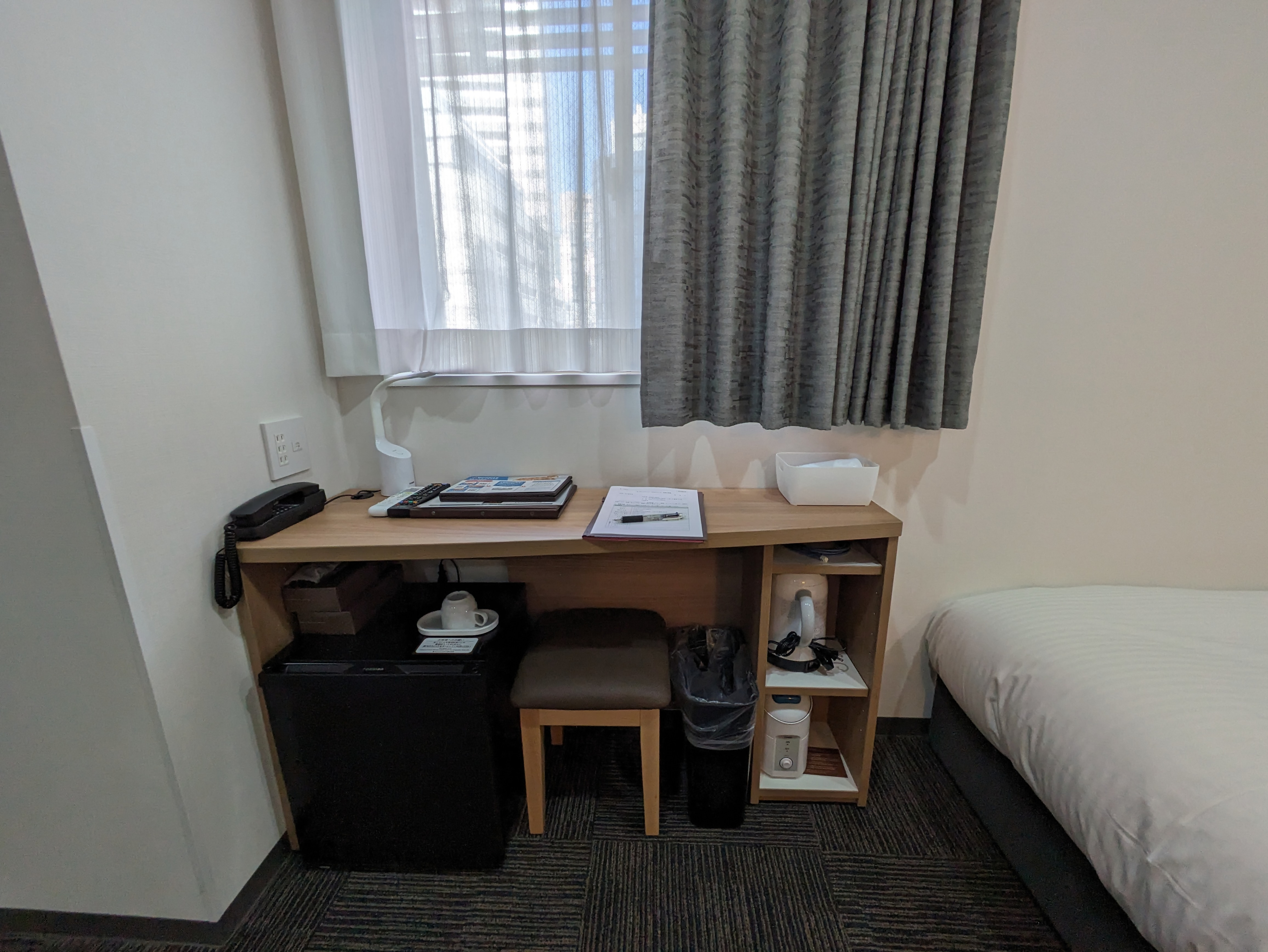 Photo of the handicap accessible room desk