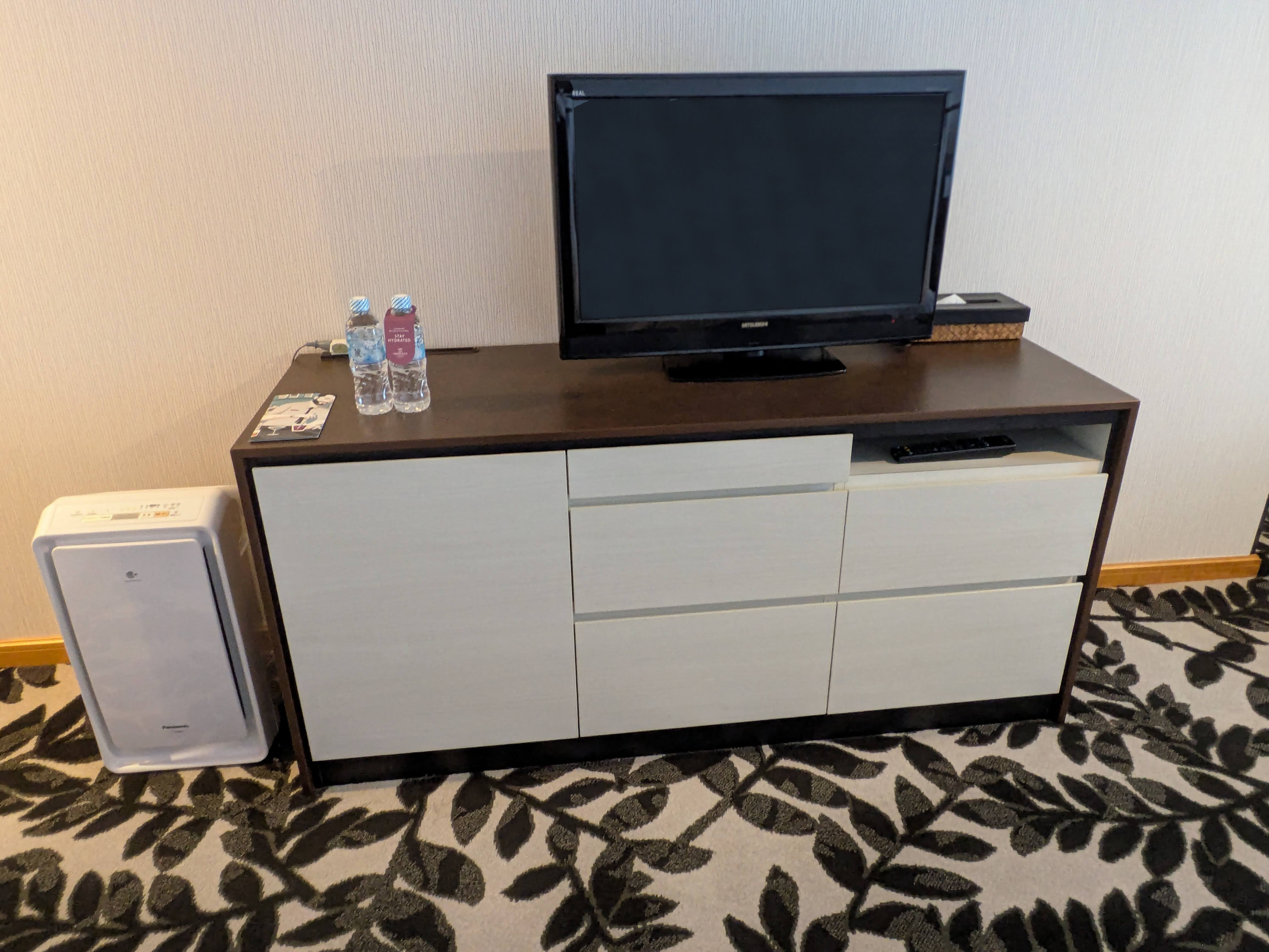 Photo of the desk in the accessible room