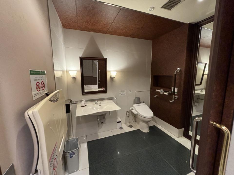 Photo of the accessible toilet at B1F Hilton Plaza