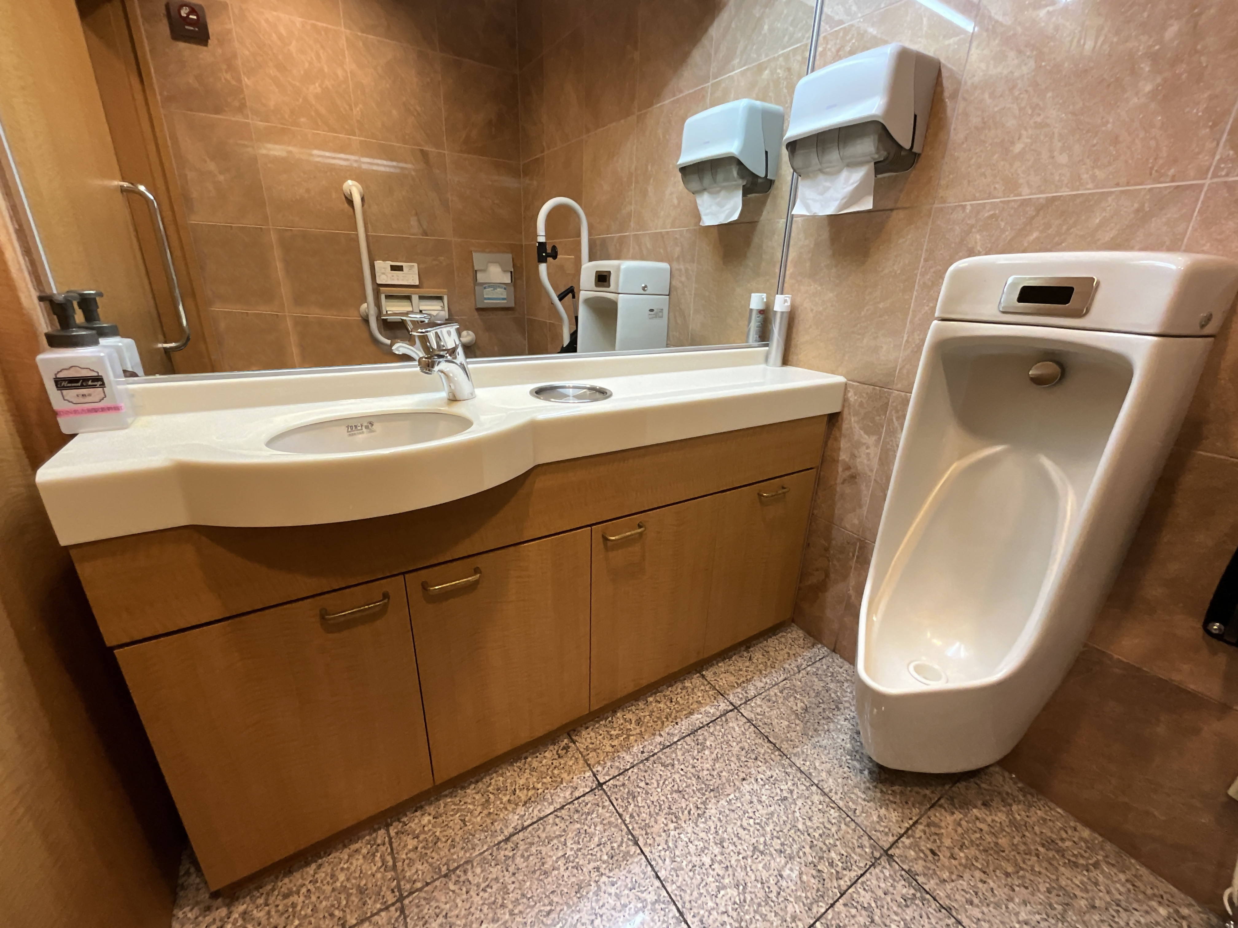 Photo of an accessible restroom&#039;s