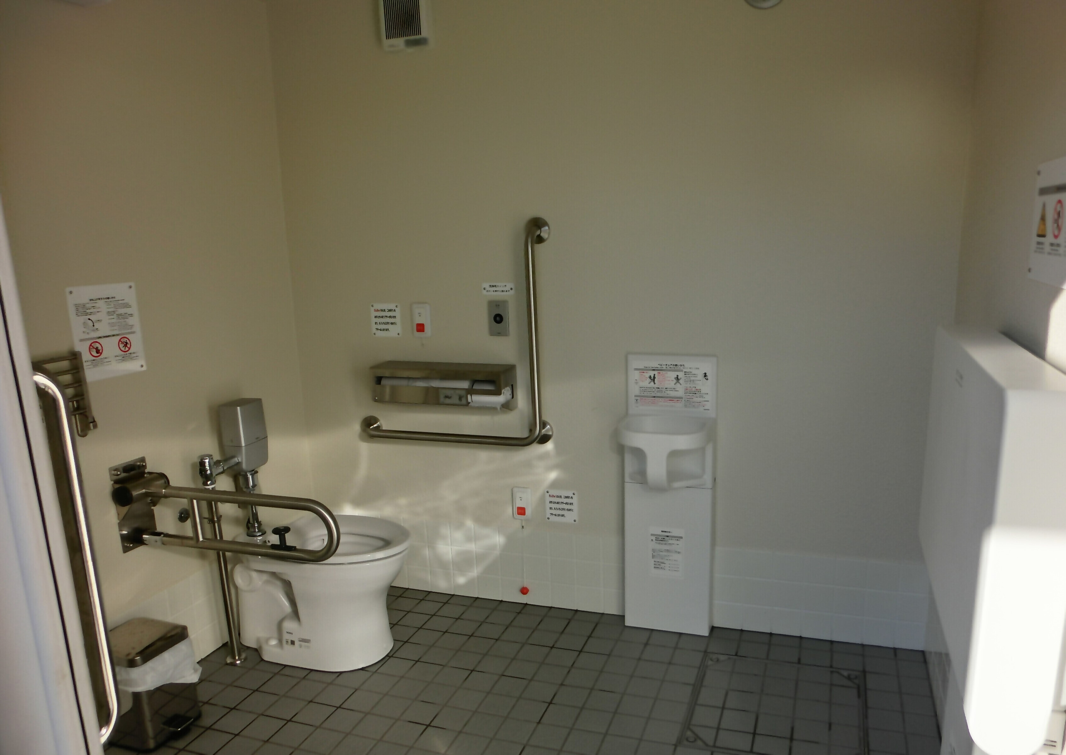 Photo of the accessible toilet in Minamisono communal burial plot