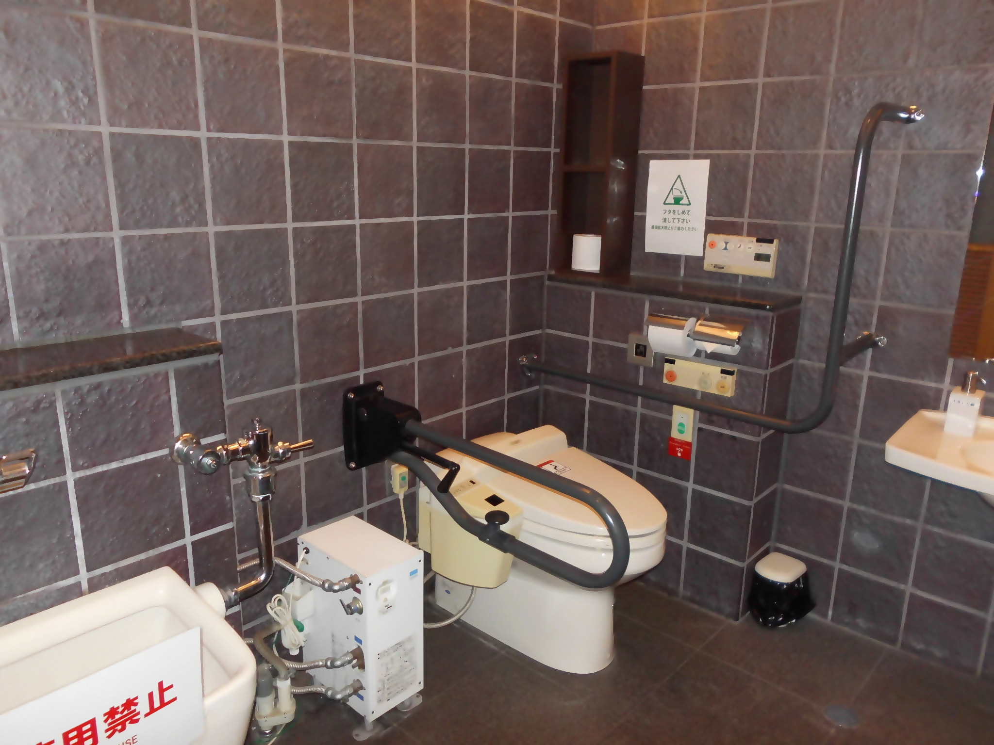 Photo of the interior of the accessible toilet at the Kuromon gate entrance