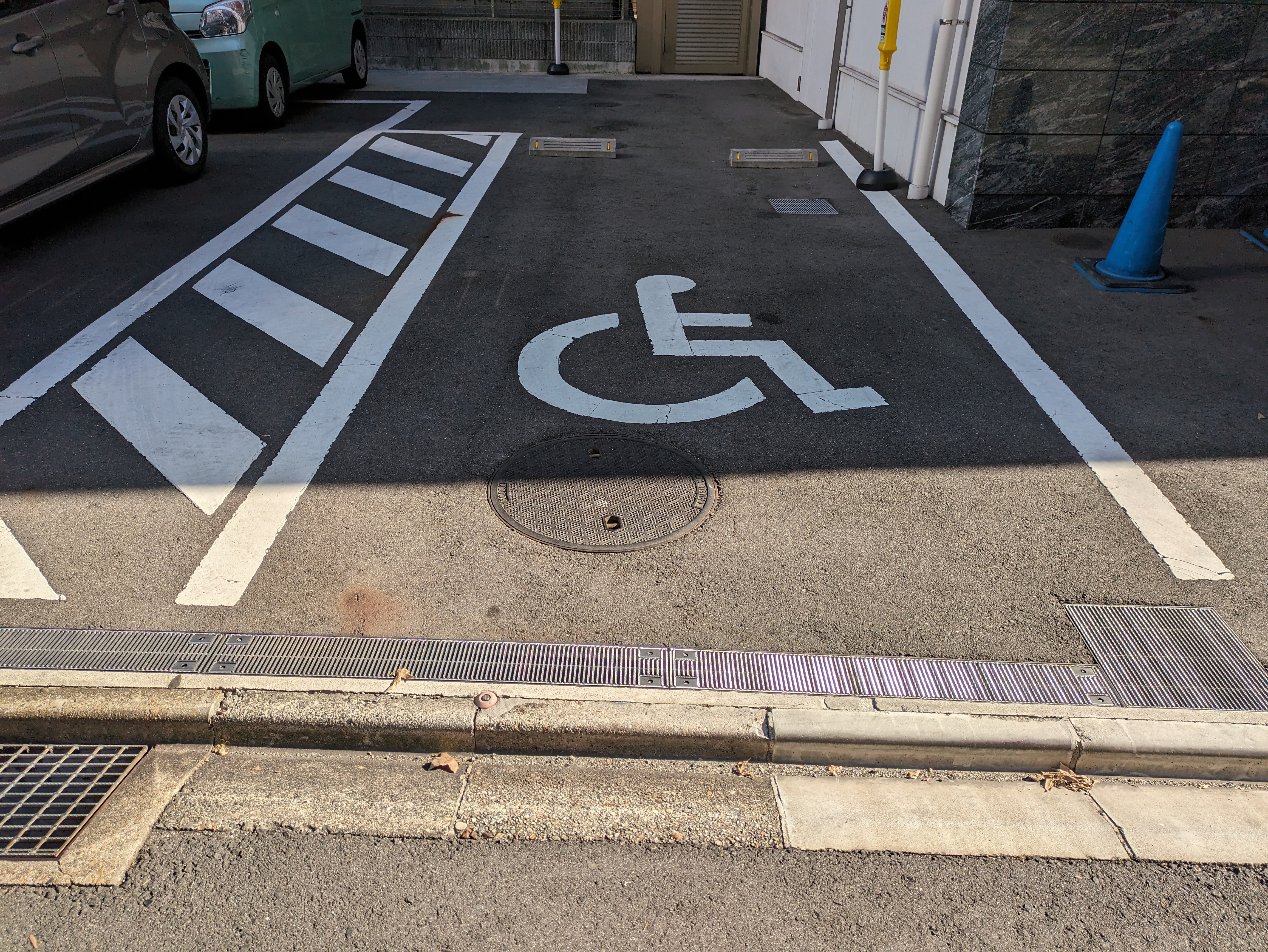 Photo of the parking space for wheelchair users