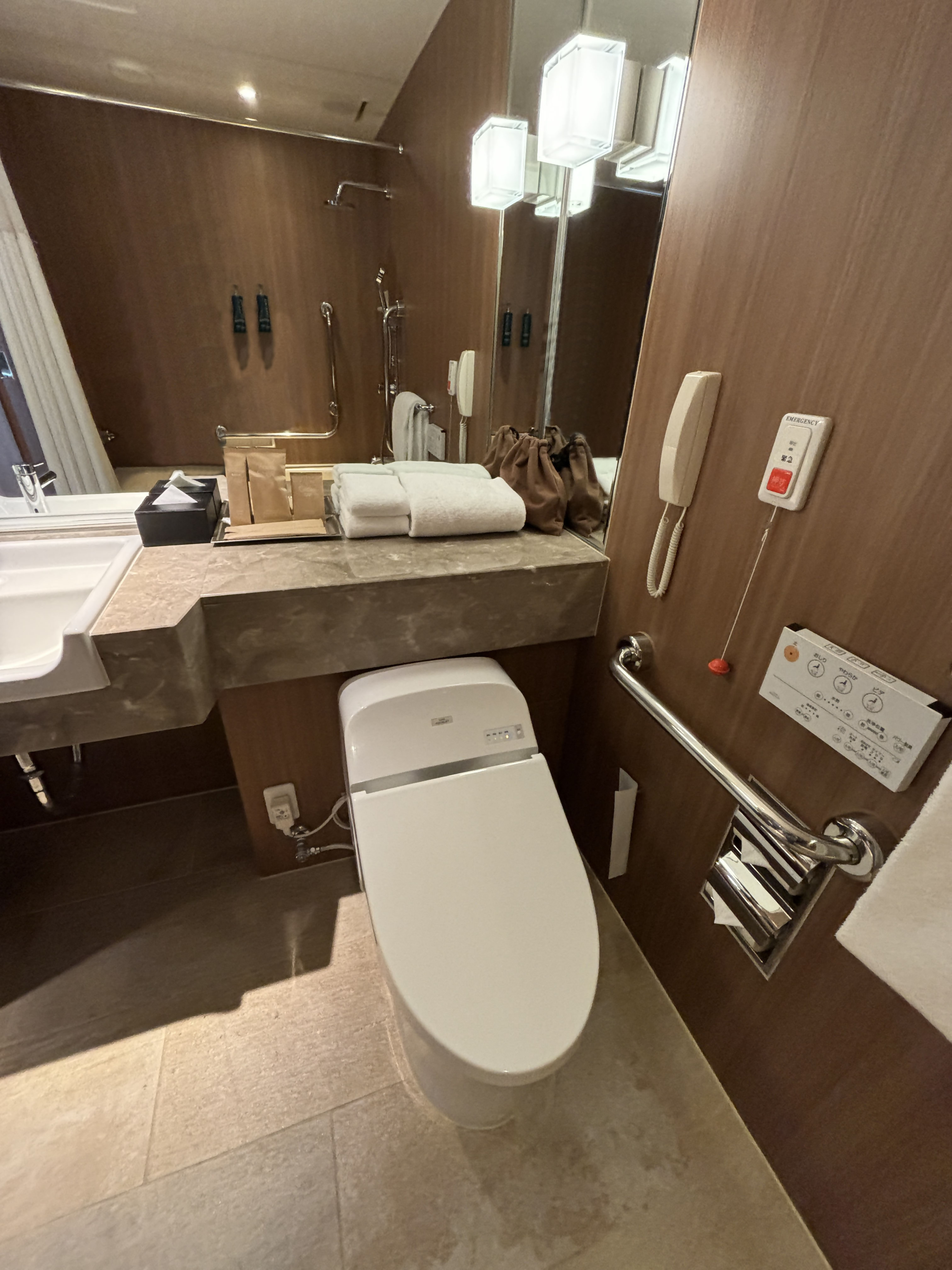 Photo of the accessible room toilet