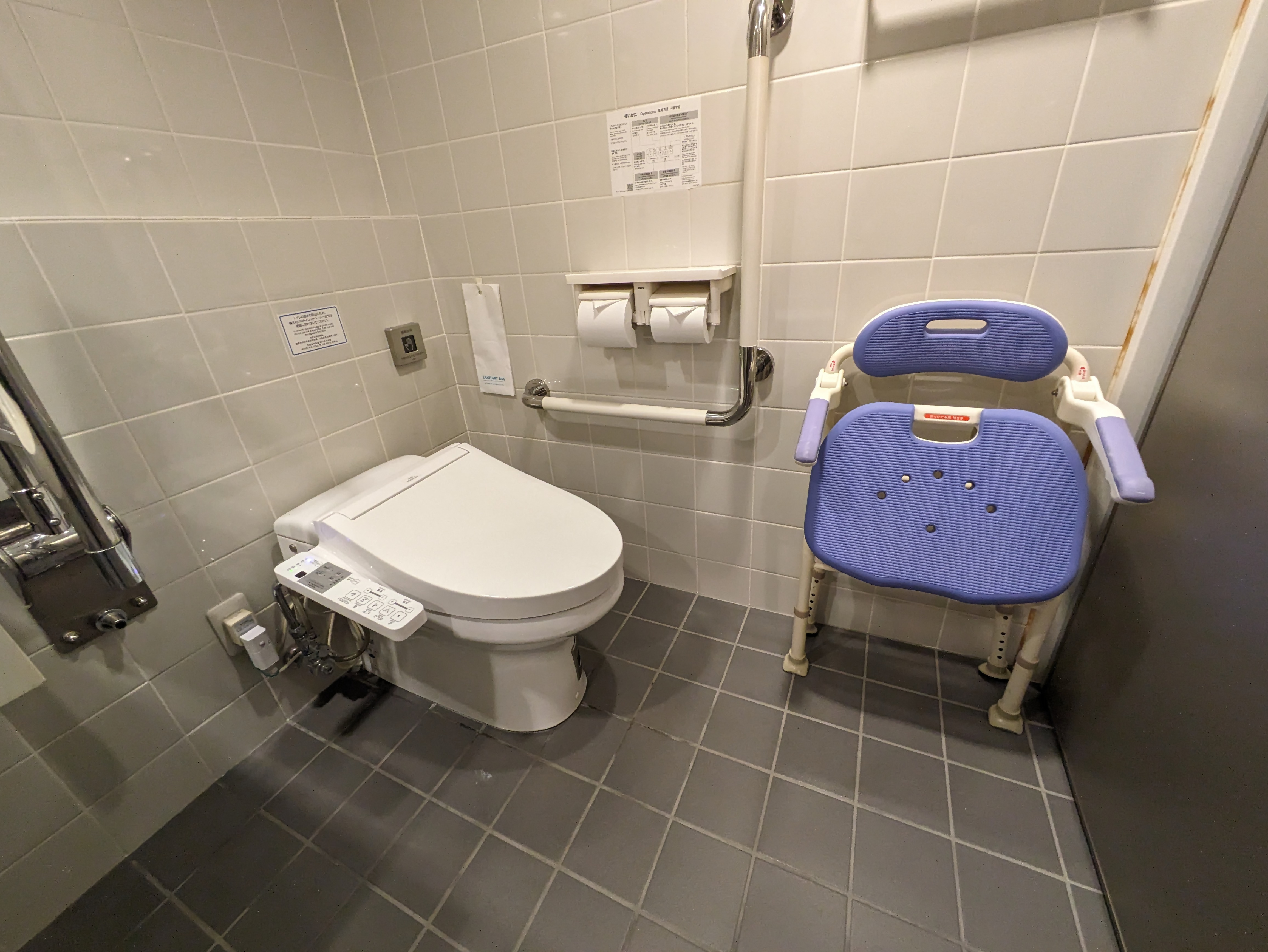 Photo of the toilet in the accessible room