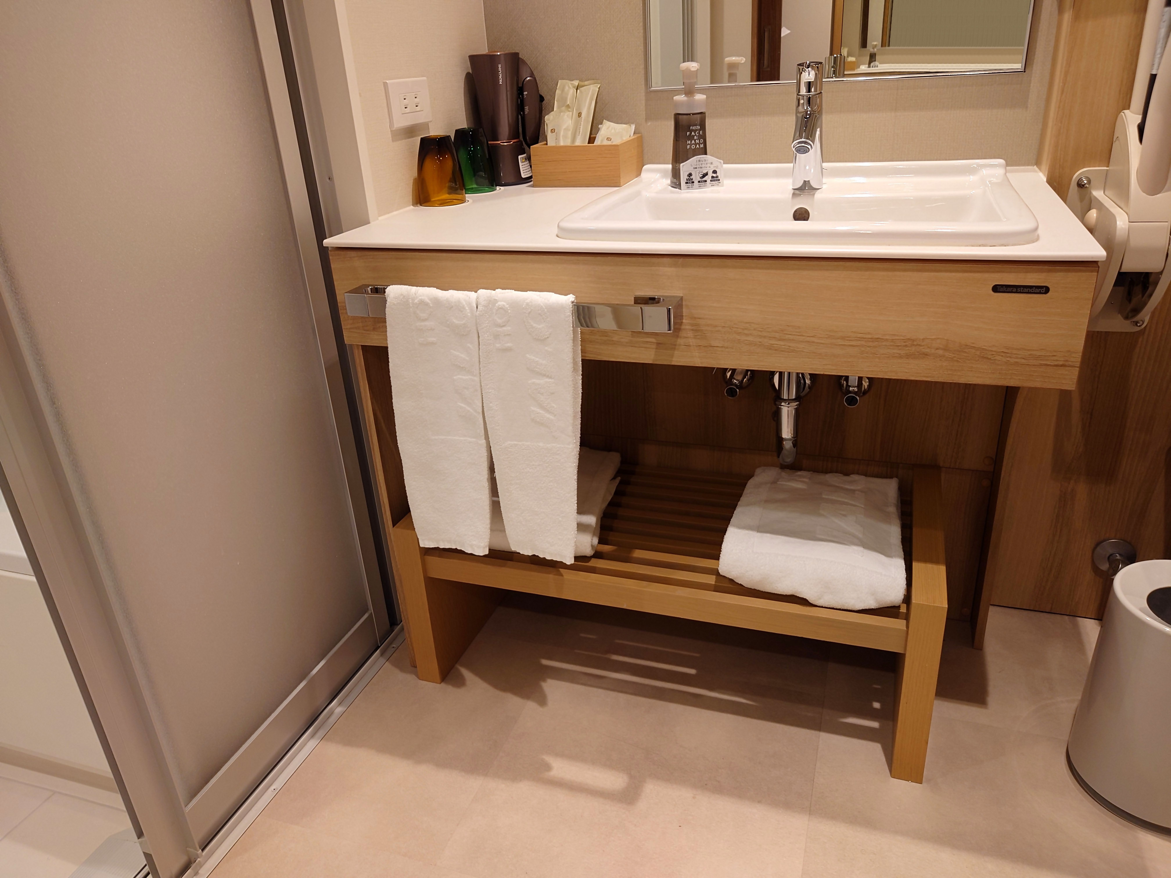 Photo of the handicap accessible room washbasin