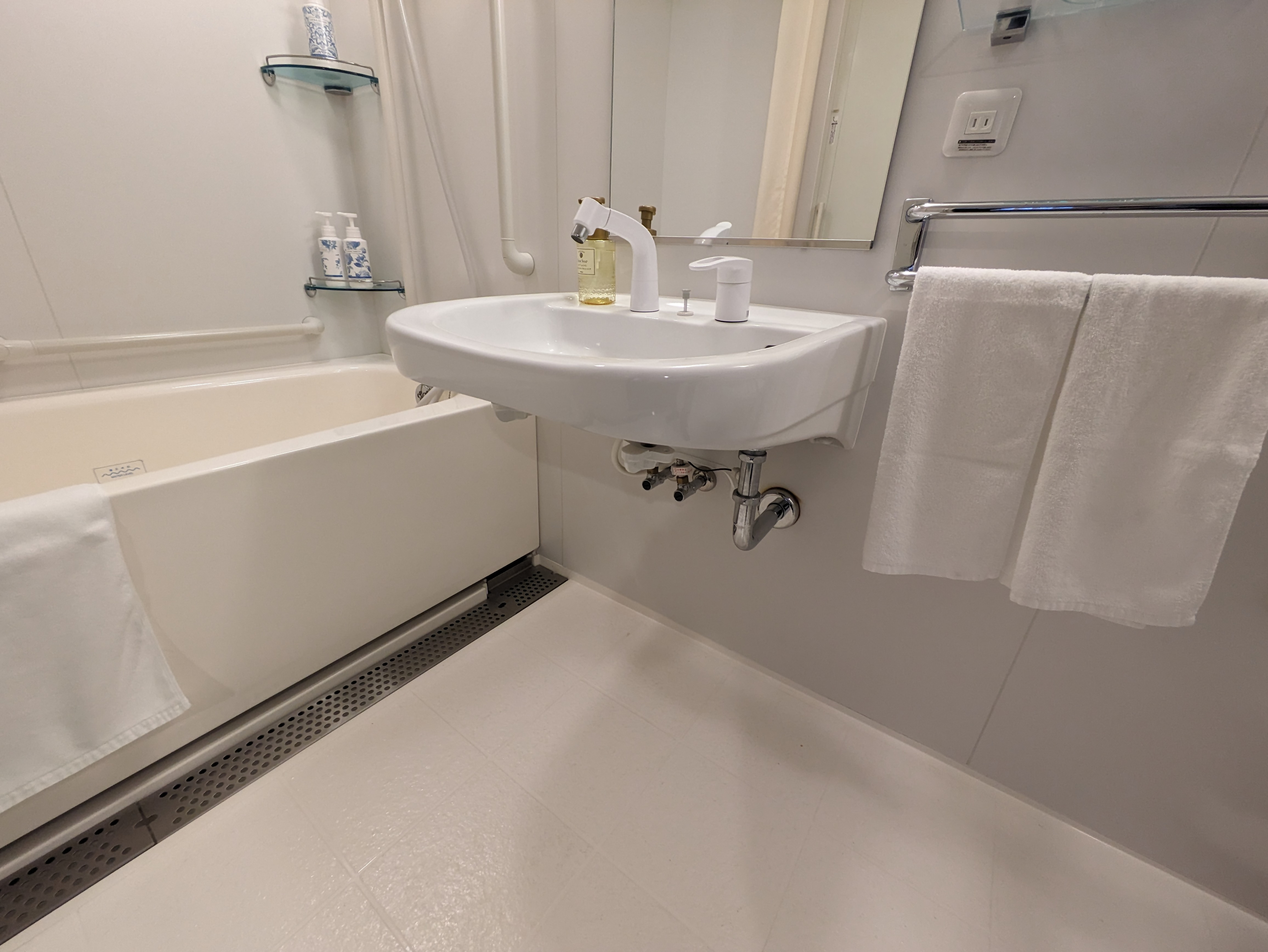 Photo of the handicap accessible room washbasin