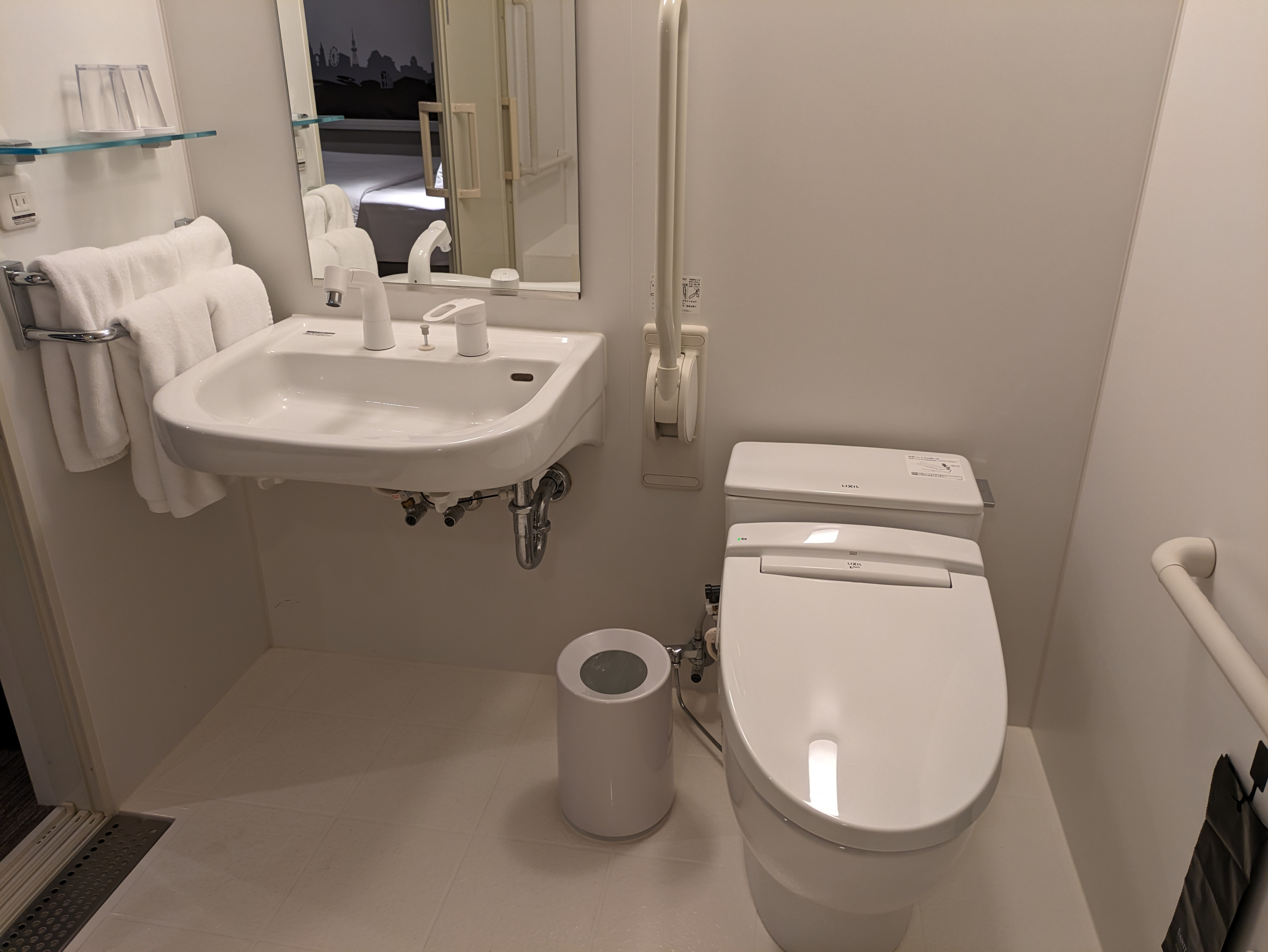 Photo of the accessible room toilet