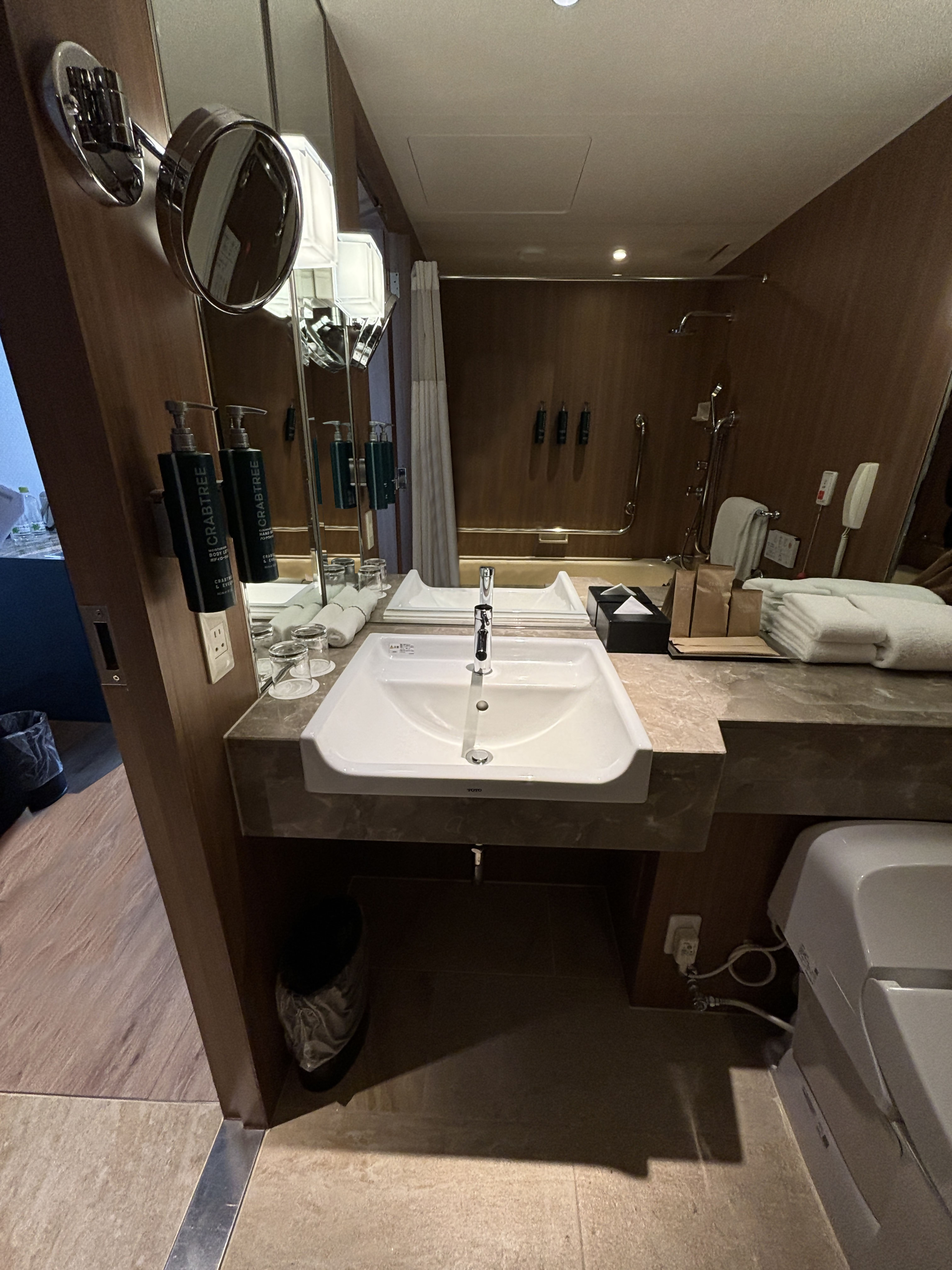 Photo of the accessible room washbasin