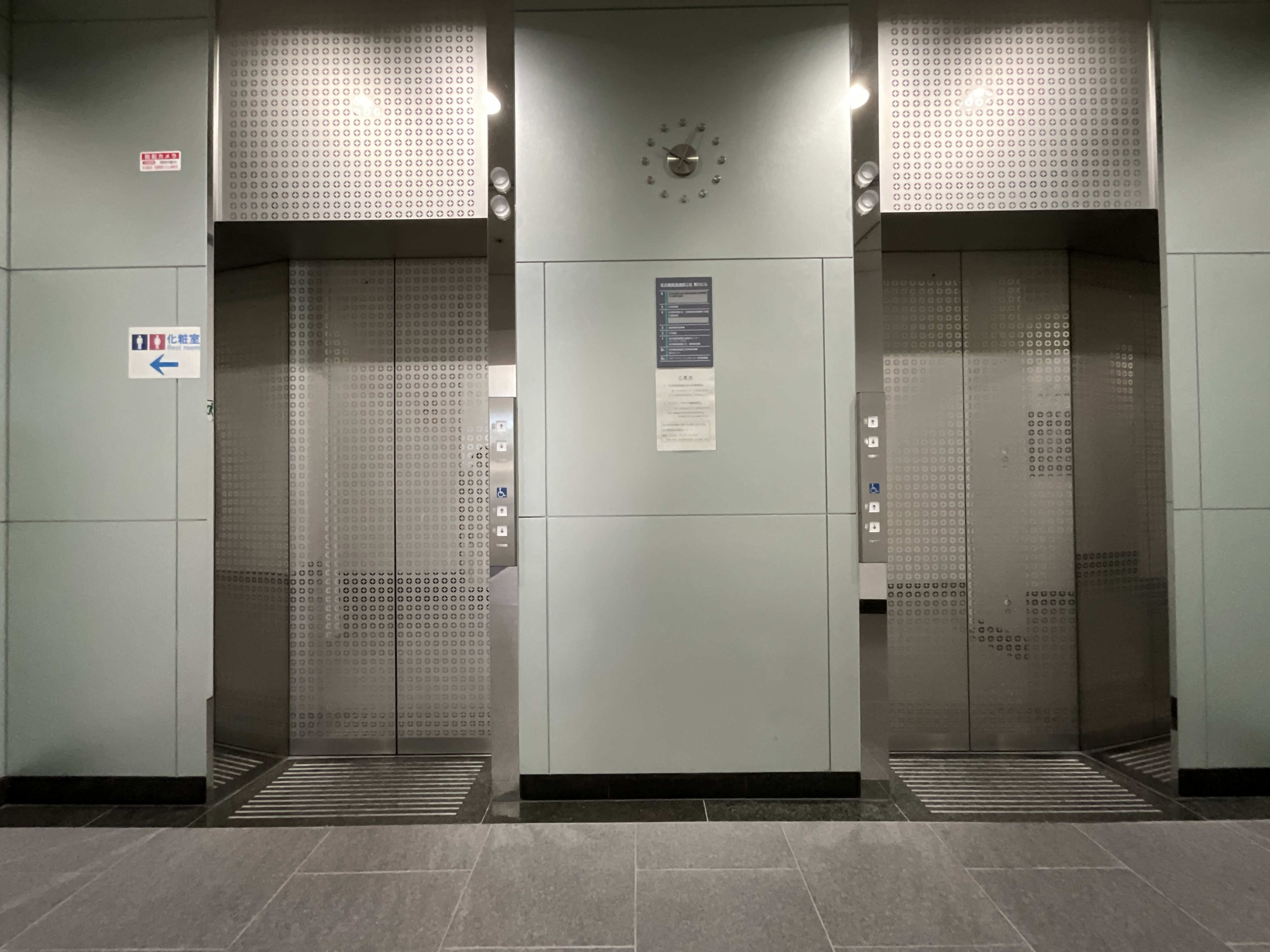 エレベーター外観の写真