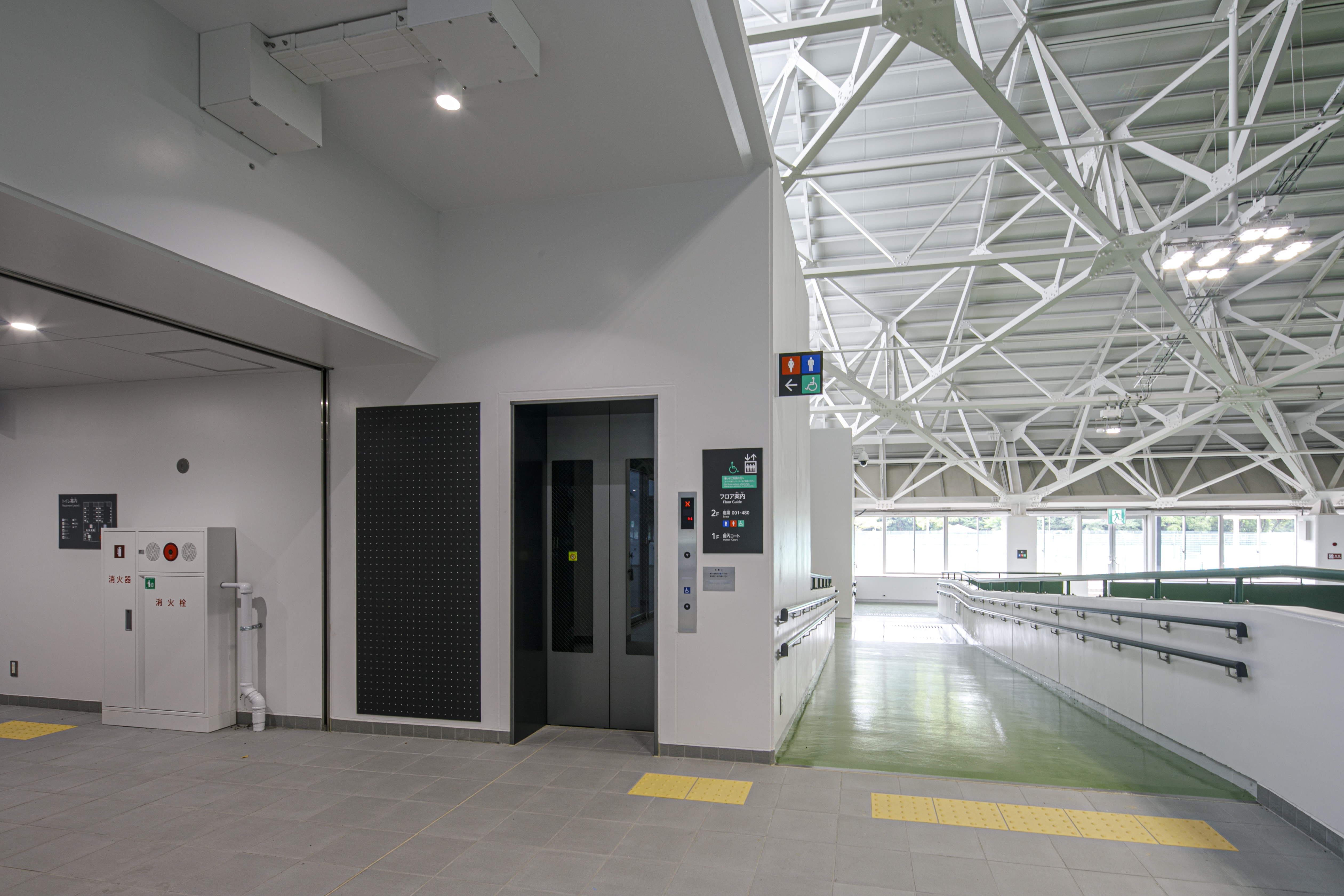屋内練習場2階のエレベーターホールの写真