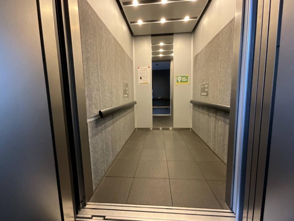 エレベーター内観の写真