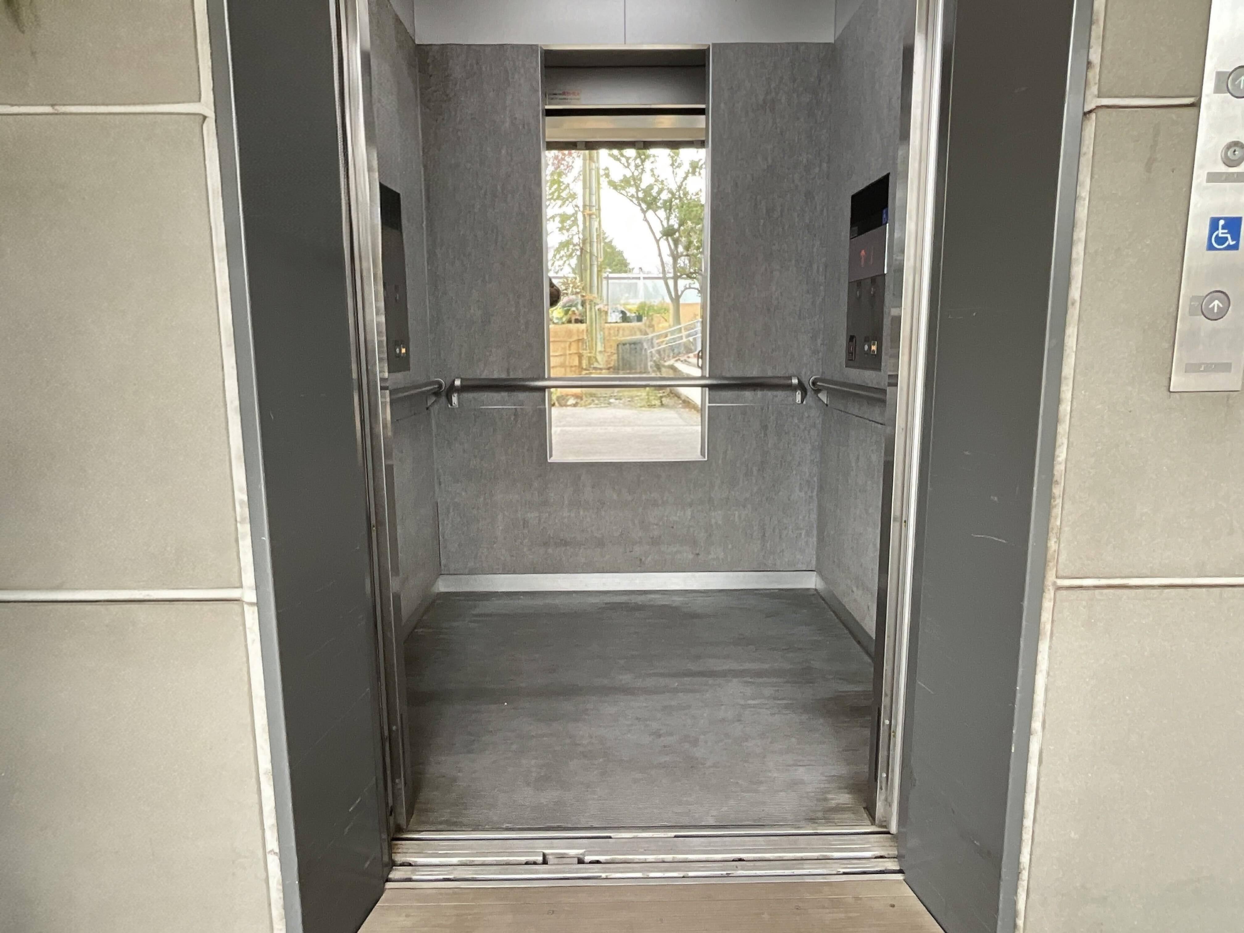 エレベーター内観の写真