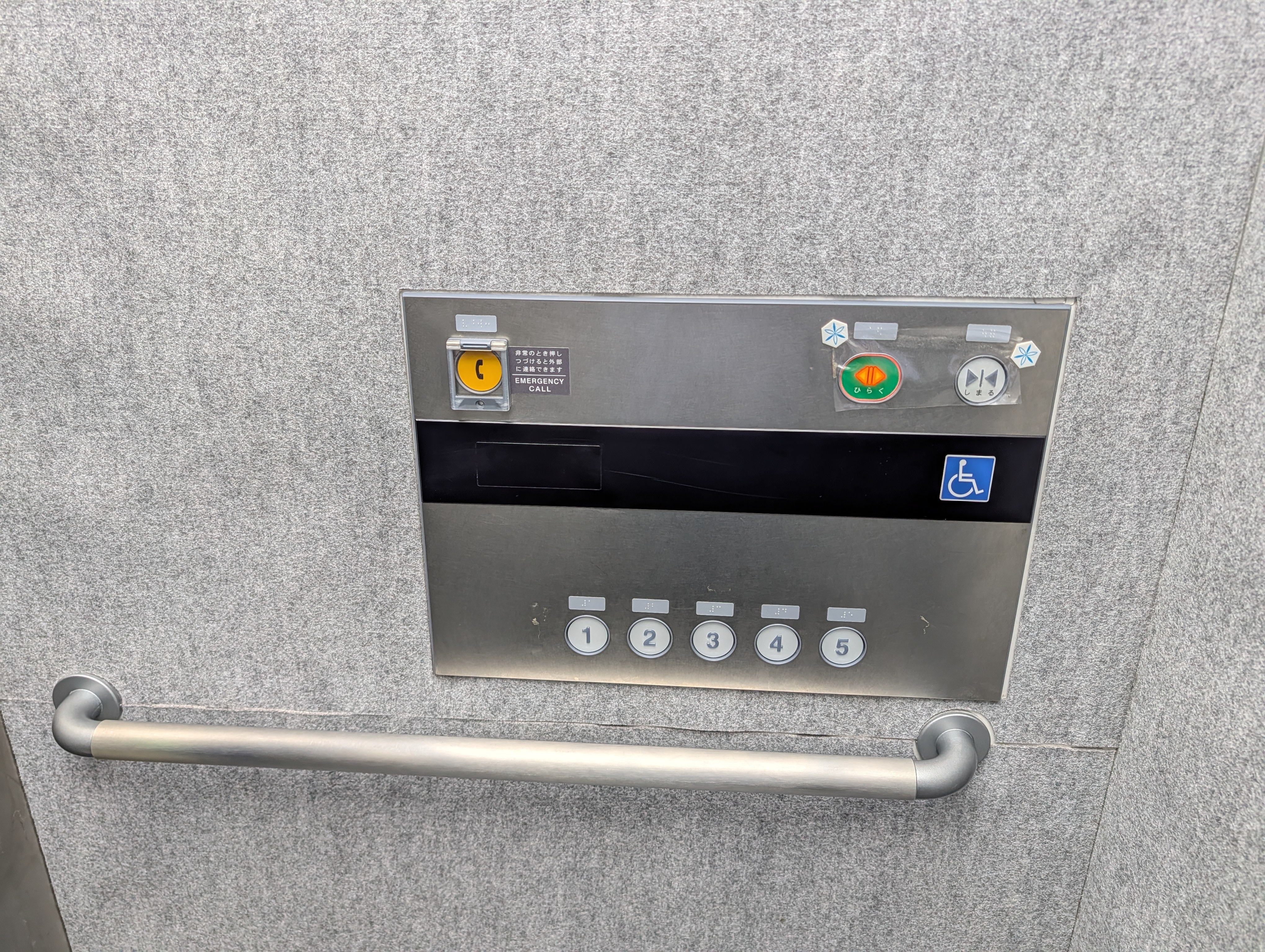 宿泊棟エレベーター操作盤の写真