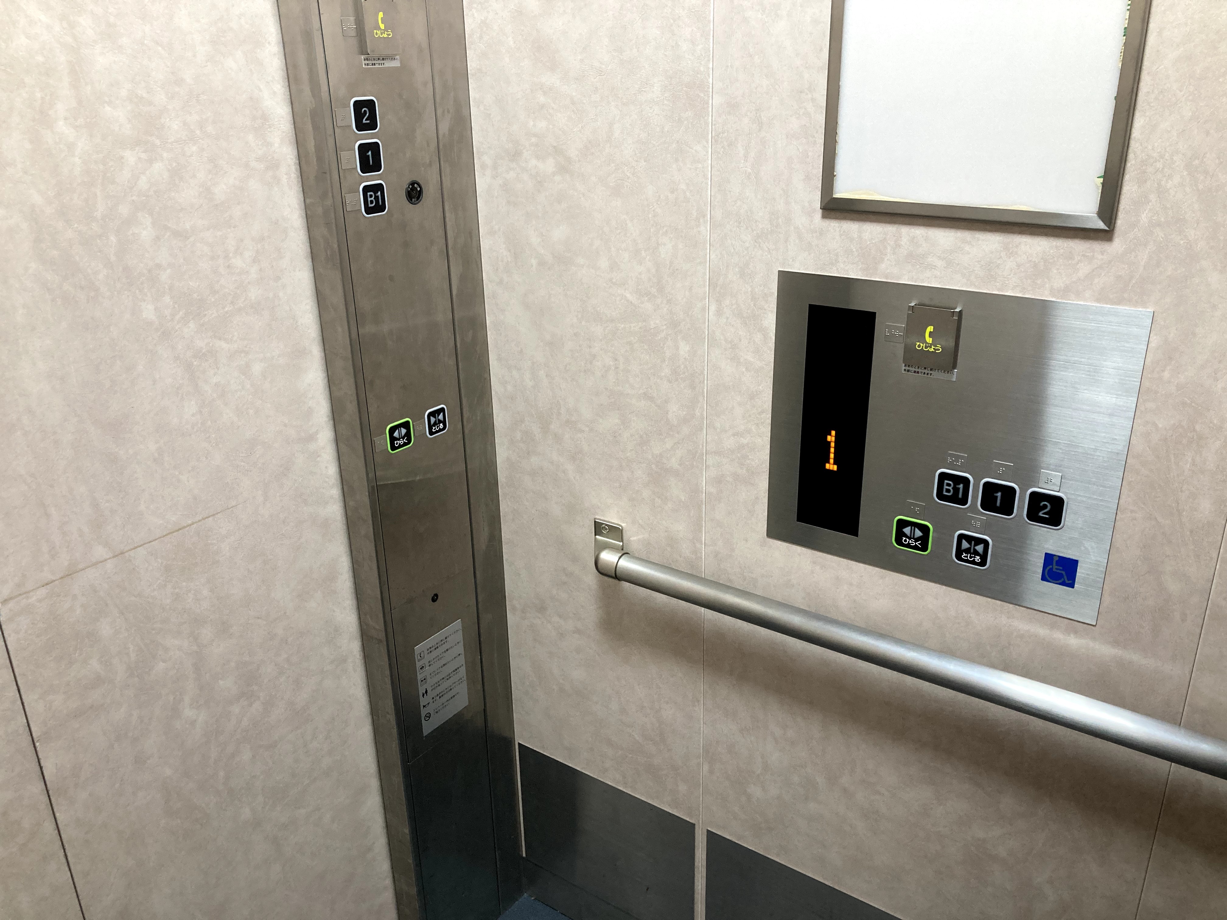 第二競技場のエレベーターの操作盤の写真