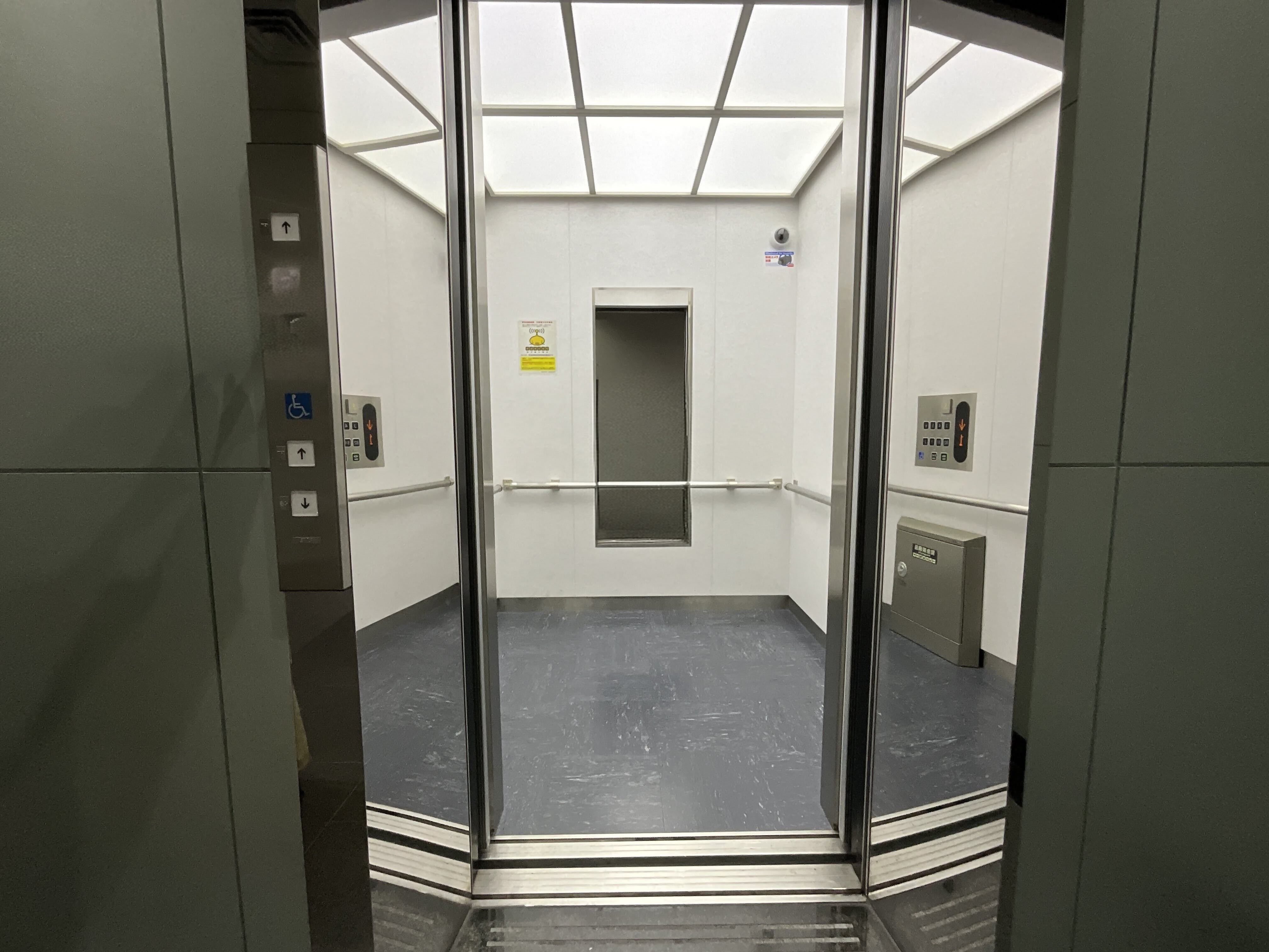 エレベーター内観の写真