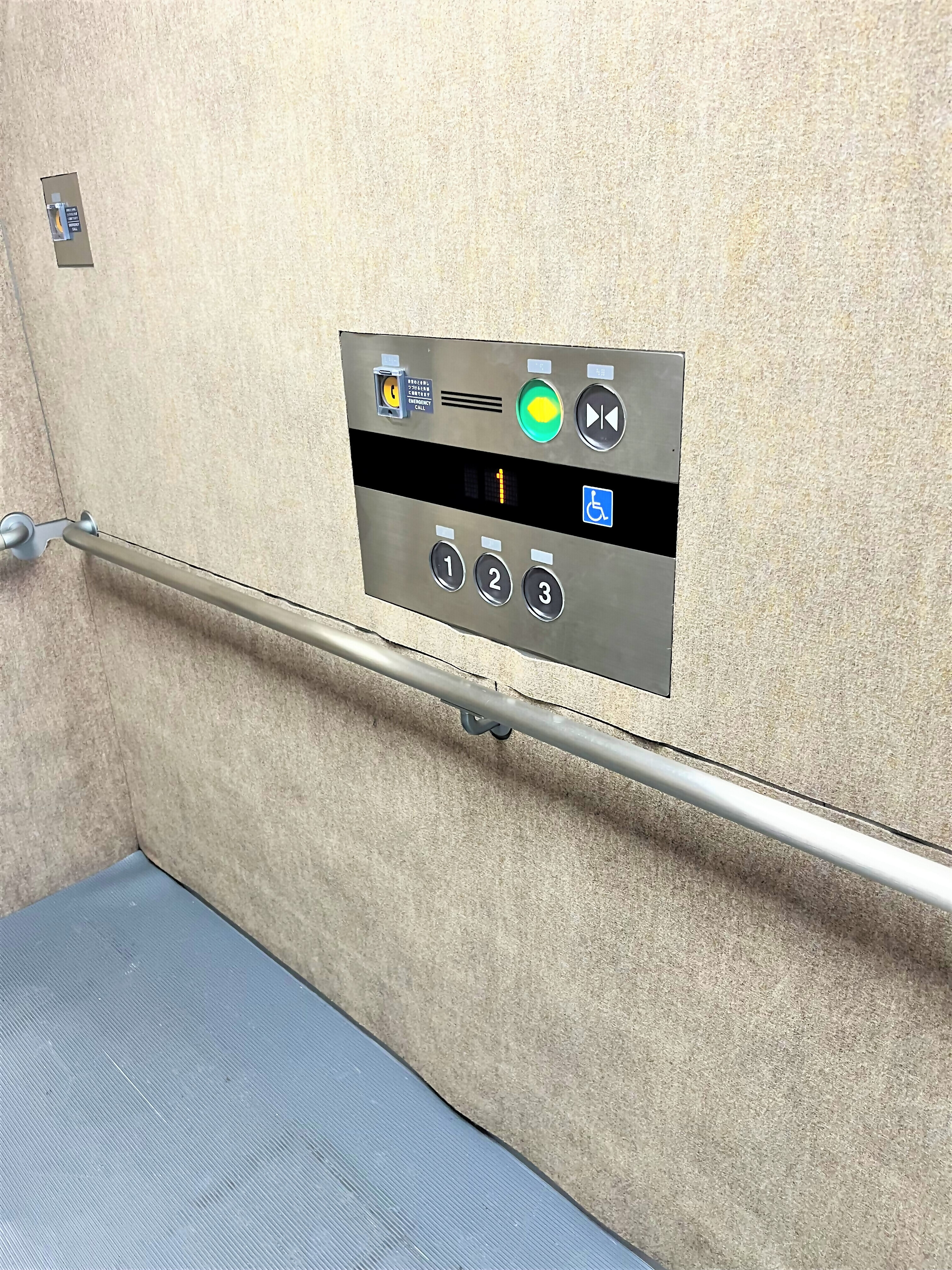 エレベーター内の操作盤の写真
