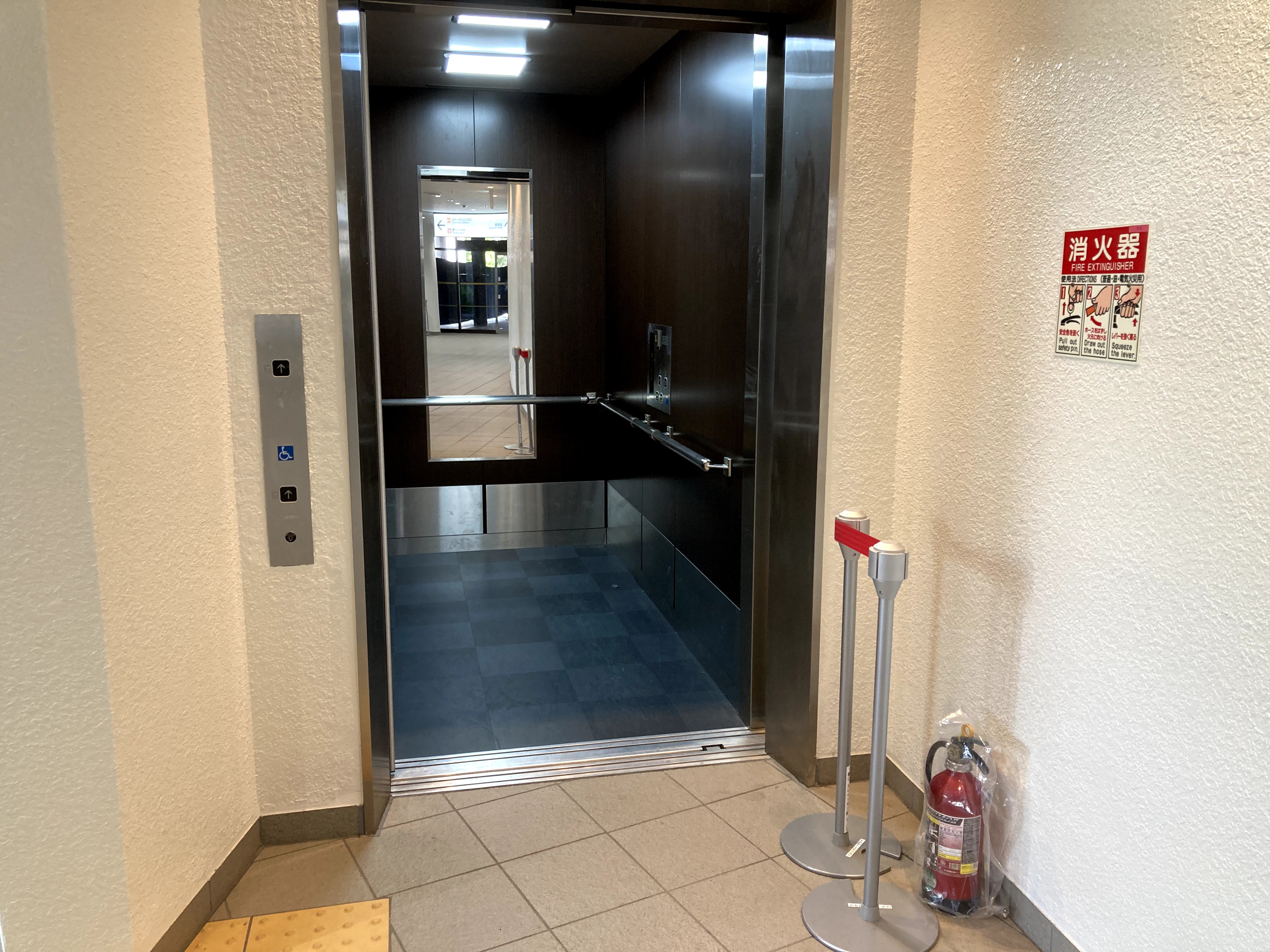 エレベーターの外観の写真