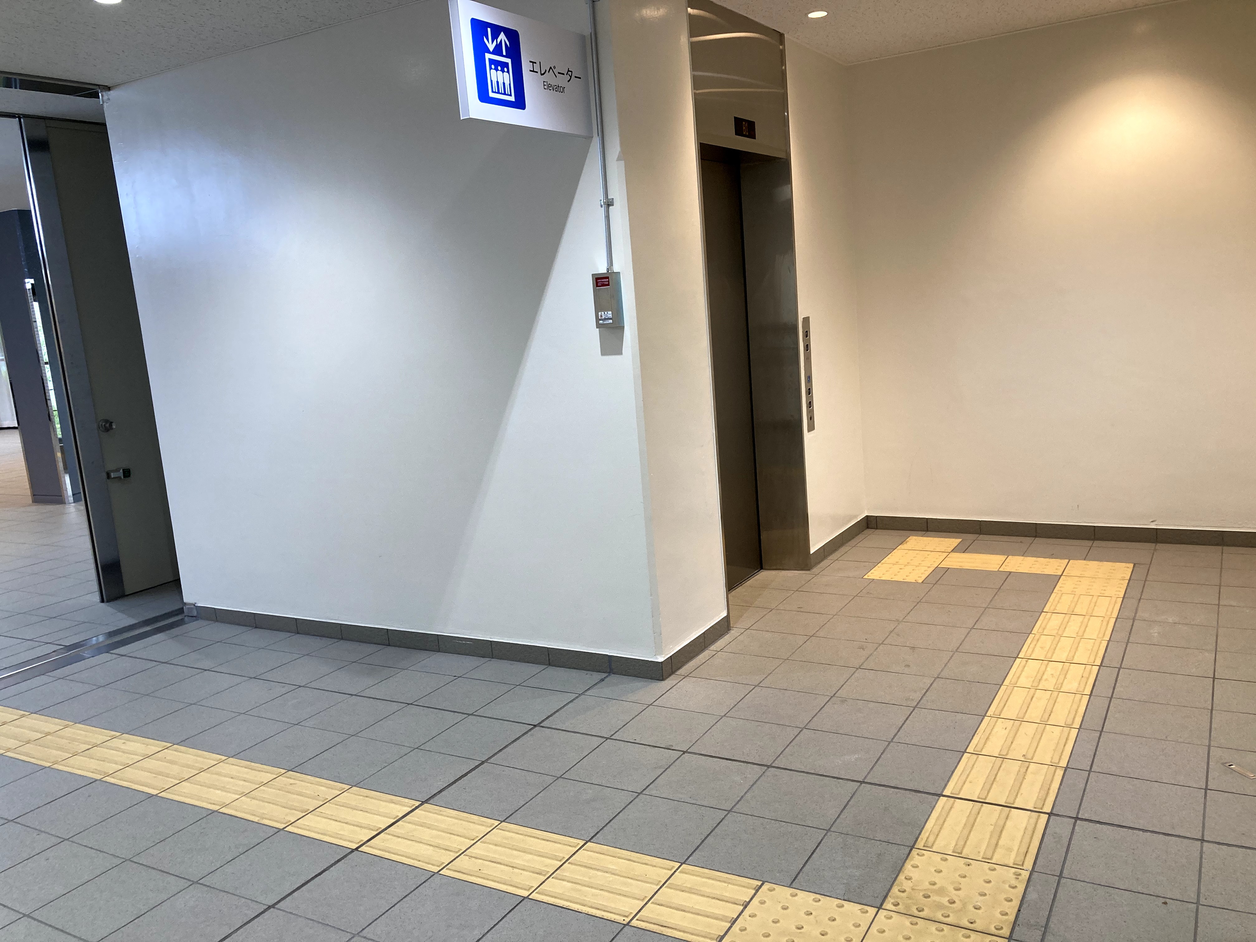 第二競技場のエレベーターの外観の写真