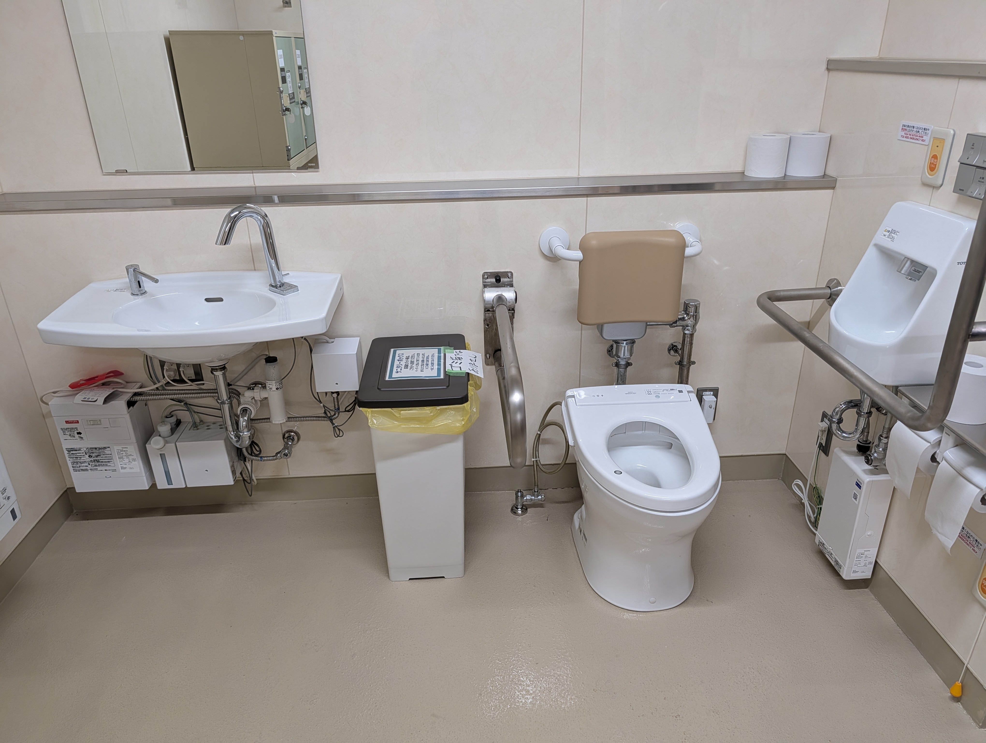 バリアフリー更衣室内トイレの写真