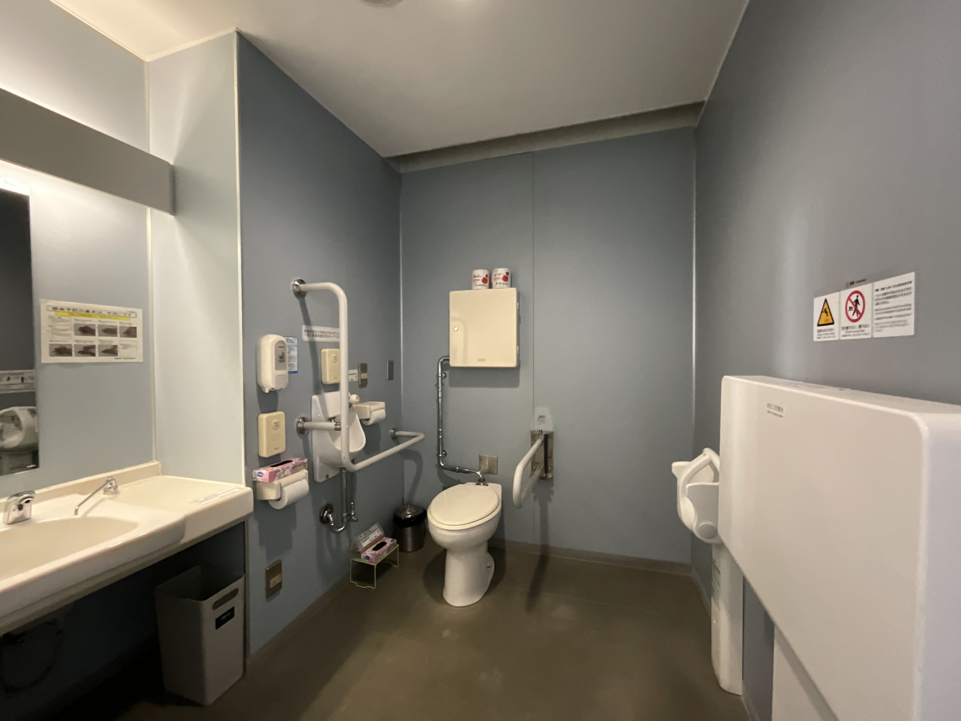 バリアフリートイレ内観の写真