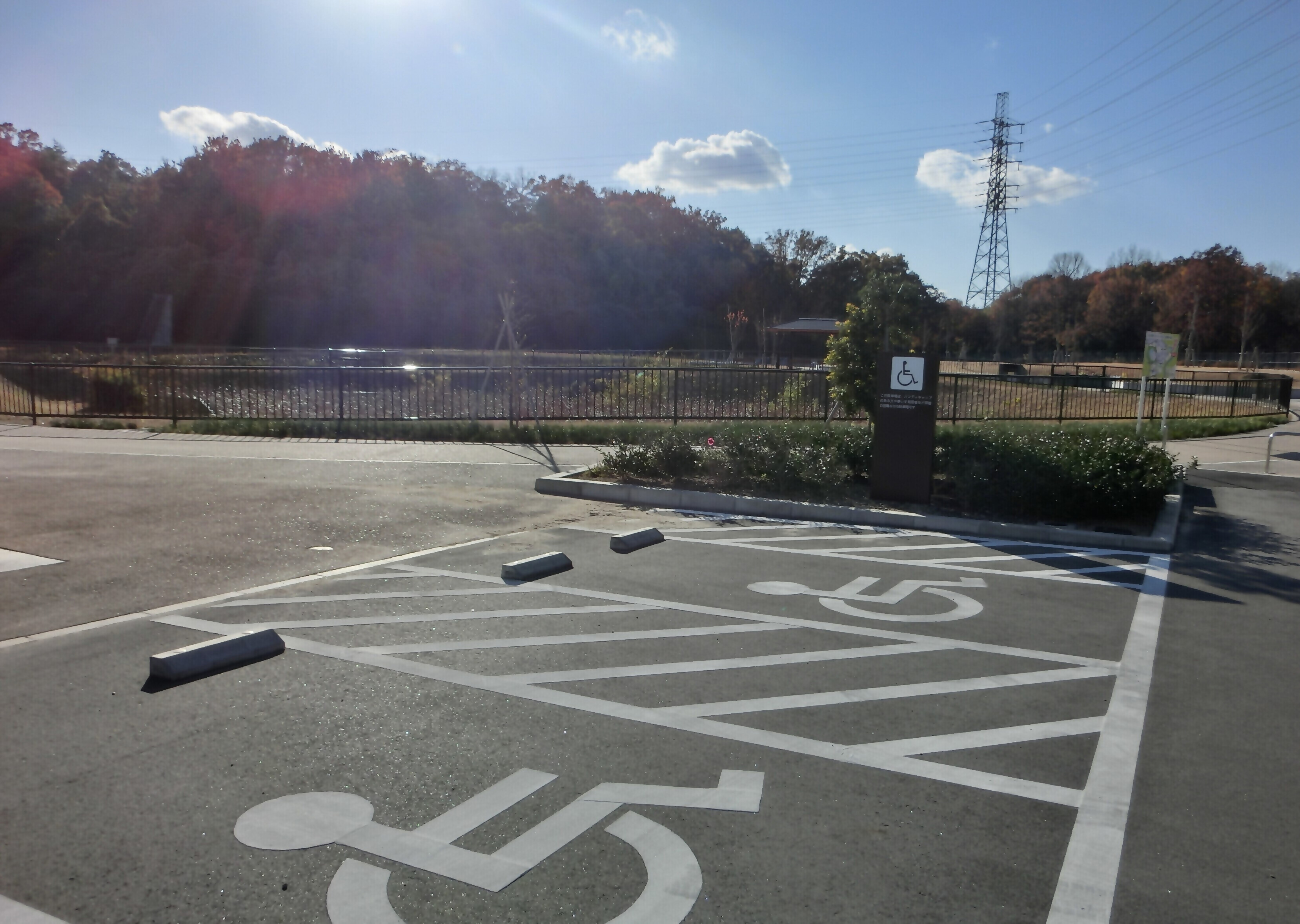合葬式墓地車いす用駐車スペースの写真
