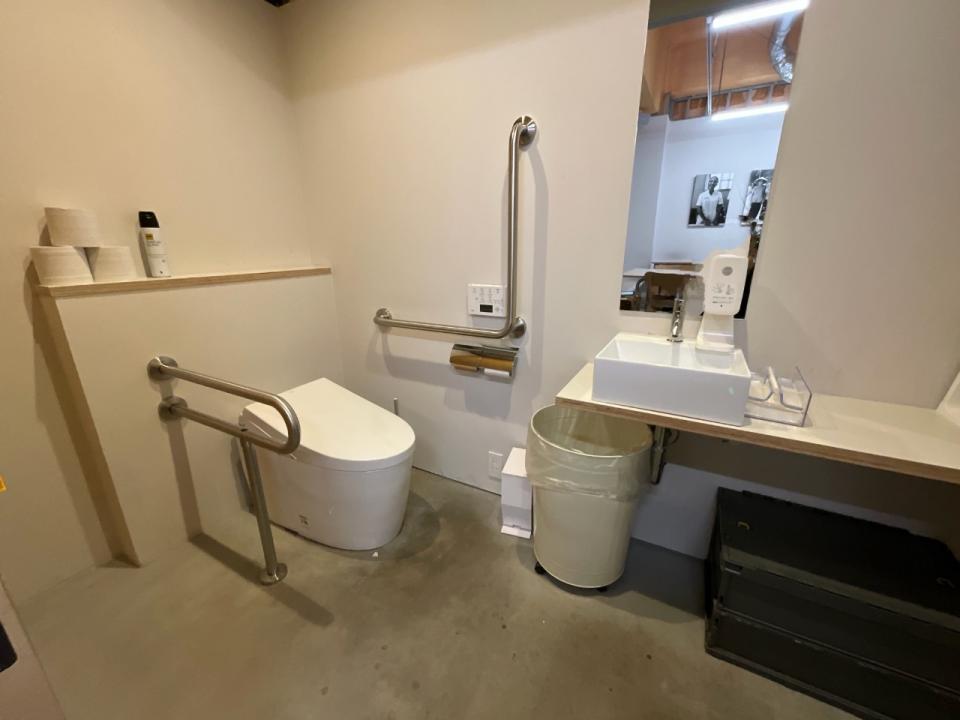 バリアフリートイレ内観の写真