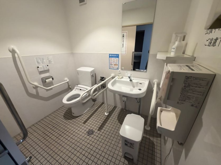 バリアフリートイレ内の写真