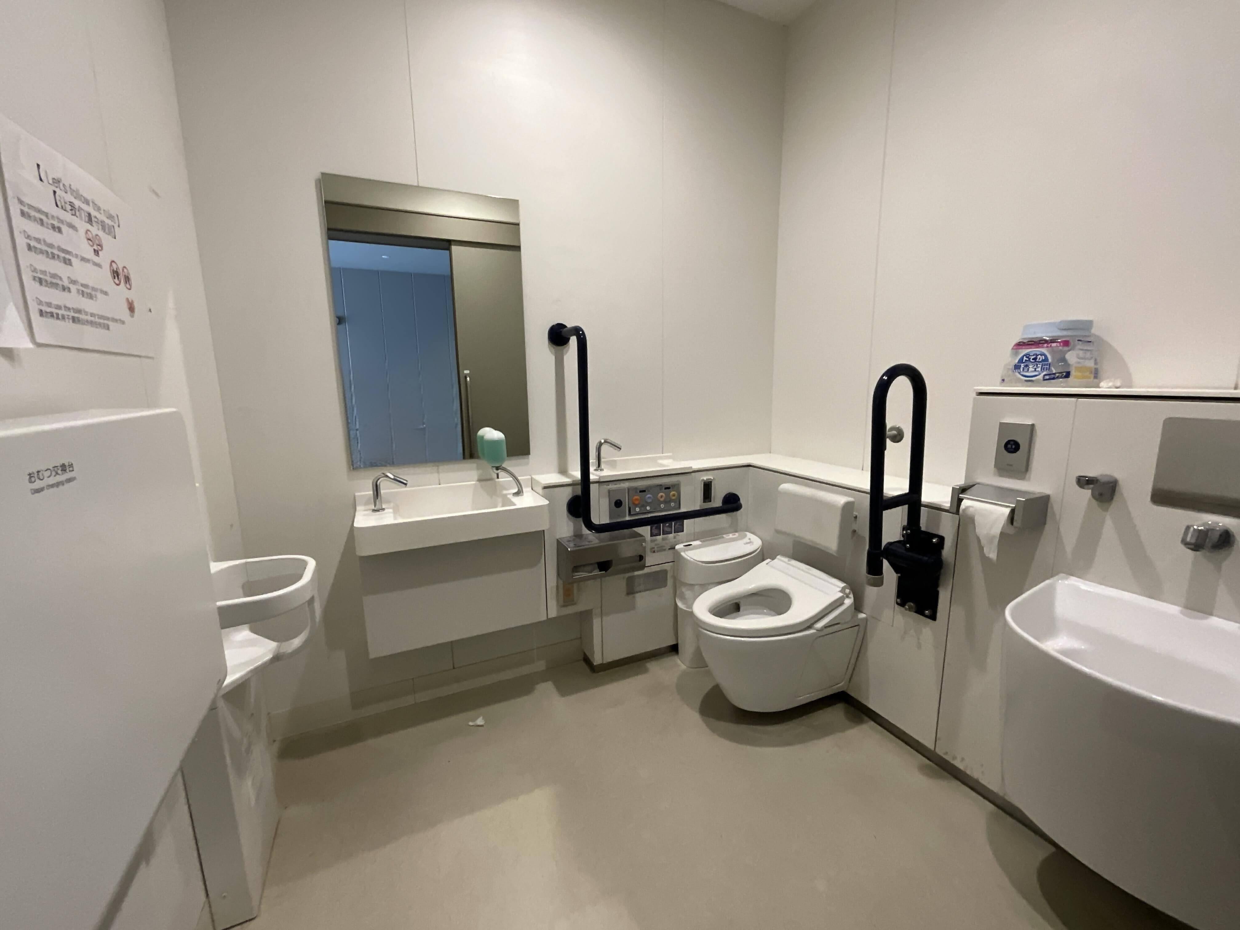バリアフリートイレ内の写真